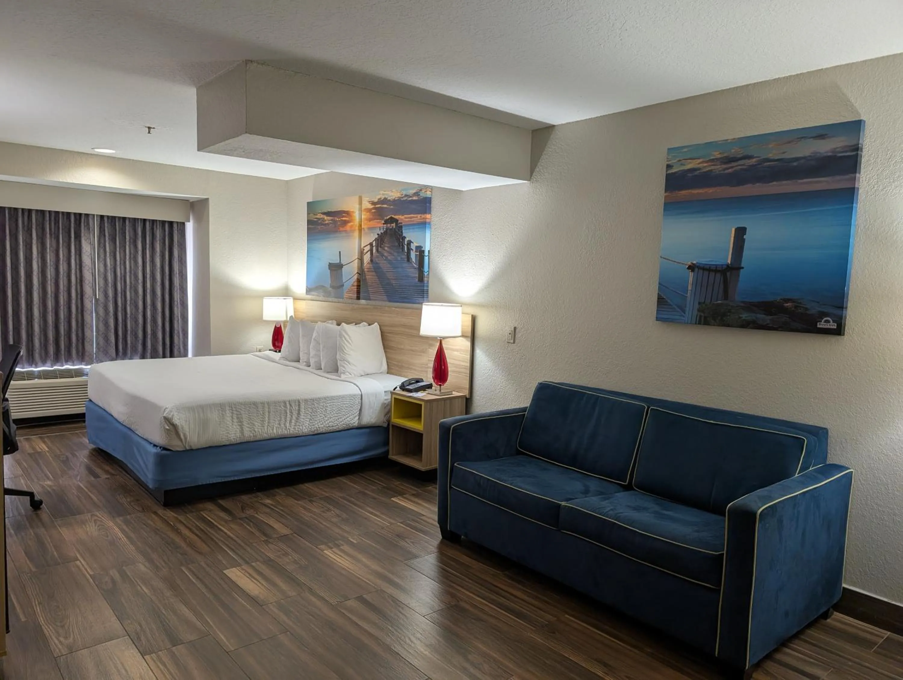 Bed in Days Inn & Suites by Wyndham Tampa/Raymond James Stadium