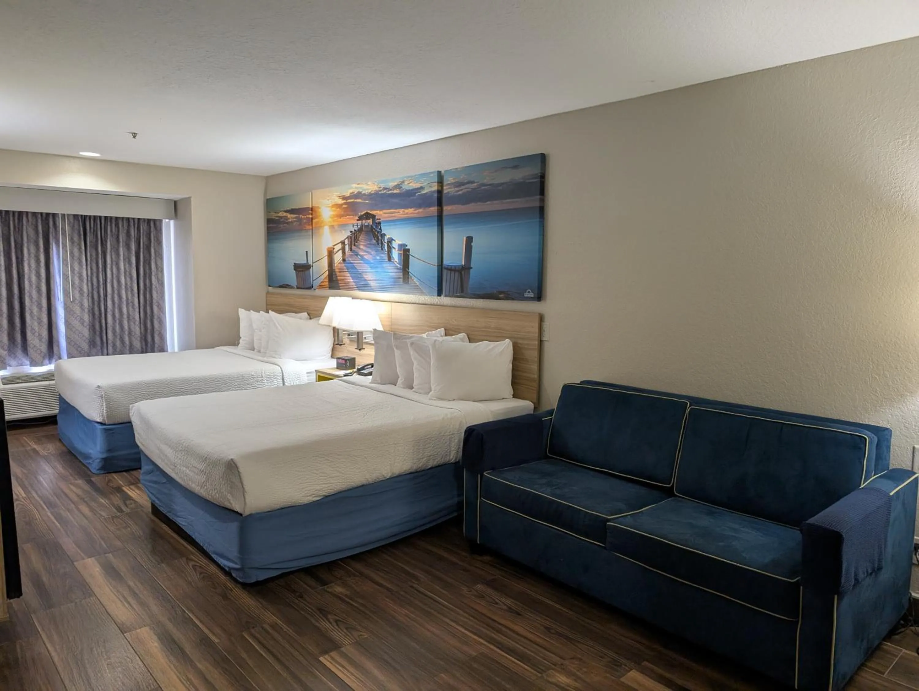 Bed in Days Inn & Suites by Wyndham Tampa/Raymond James Stadium