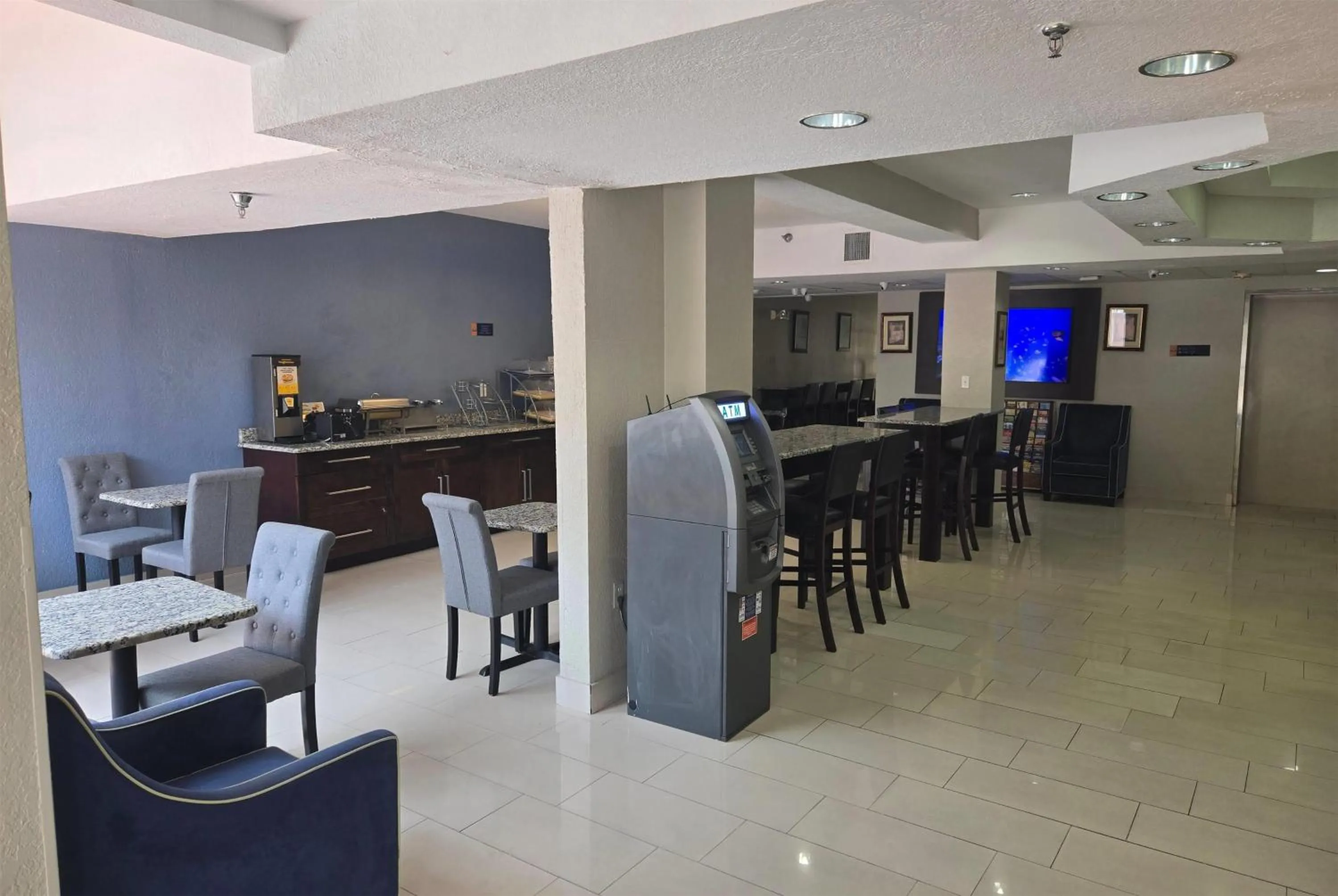 Restaurant/places to eat in Days Inn & Suites by Wyndham Tampa/Raymond James Stadium