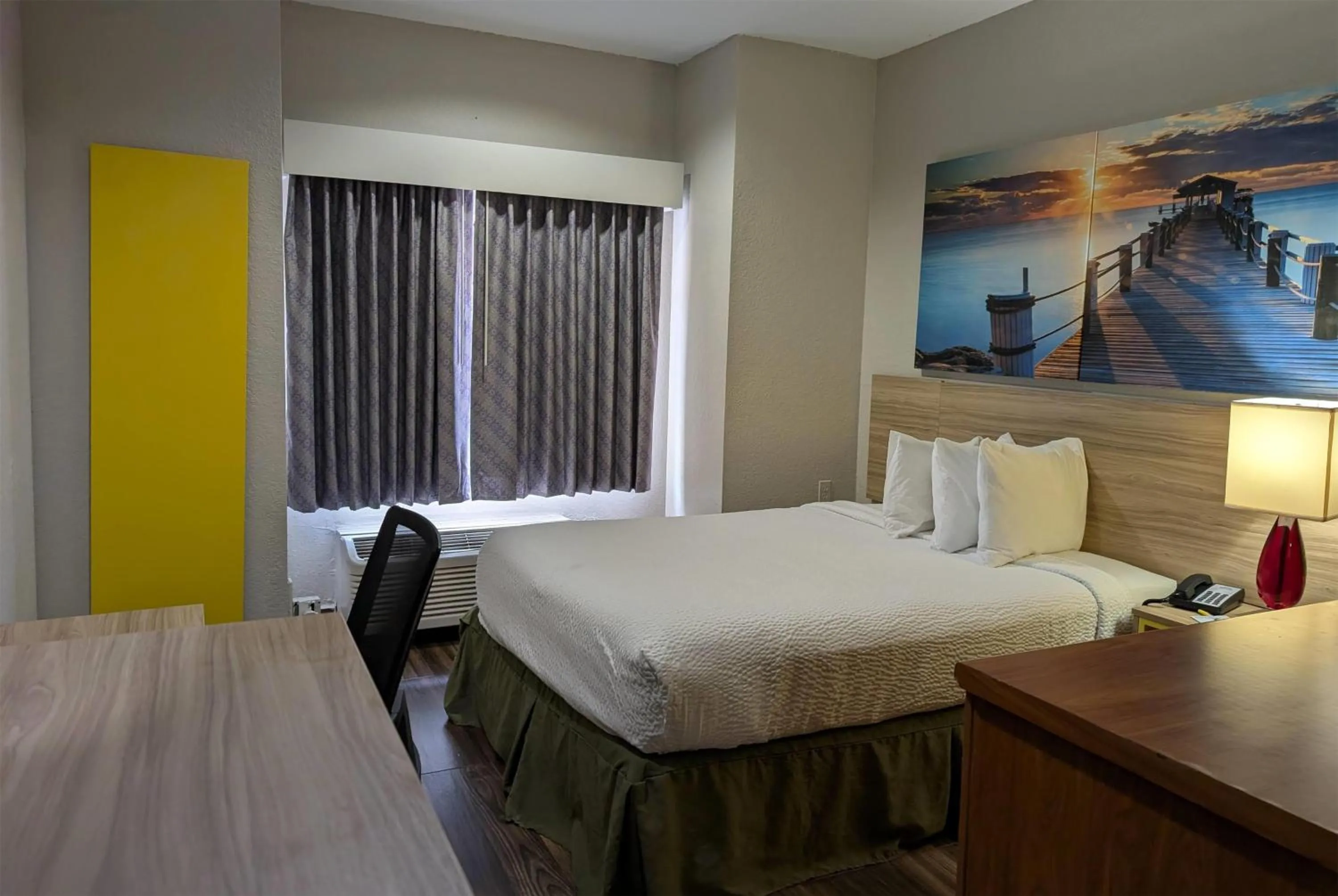 Photo of the whole room, Bed in Days Inn & Suites by Wyndham Tampa/Raymond James Stadium