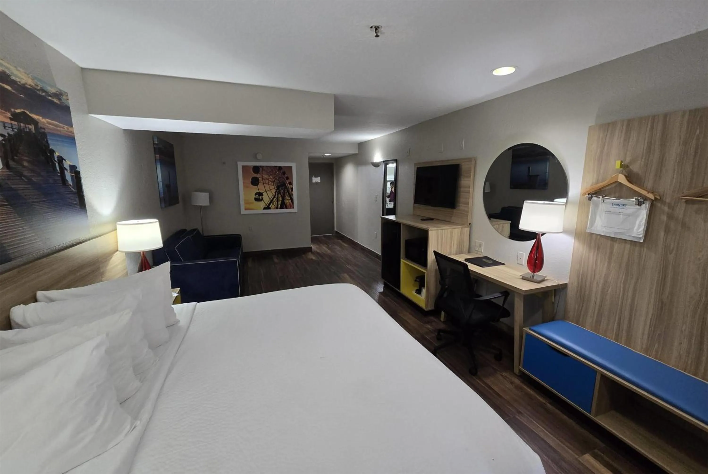 Photo of the whole room, Bed in Days Inn & Suites by Wyndham Tampa/Raymond James Stadium