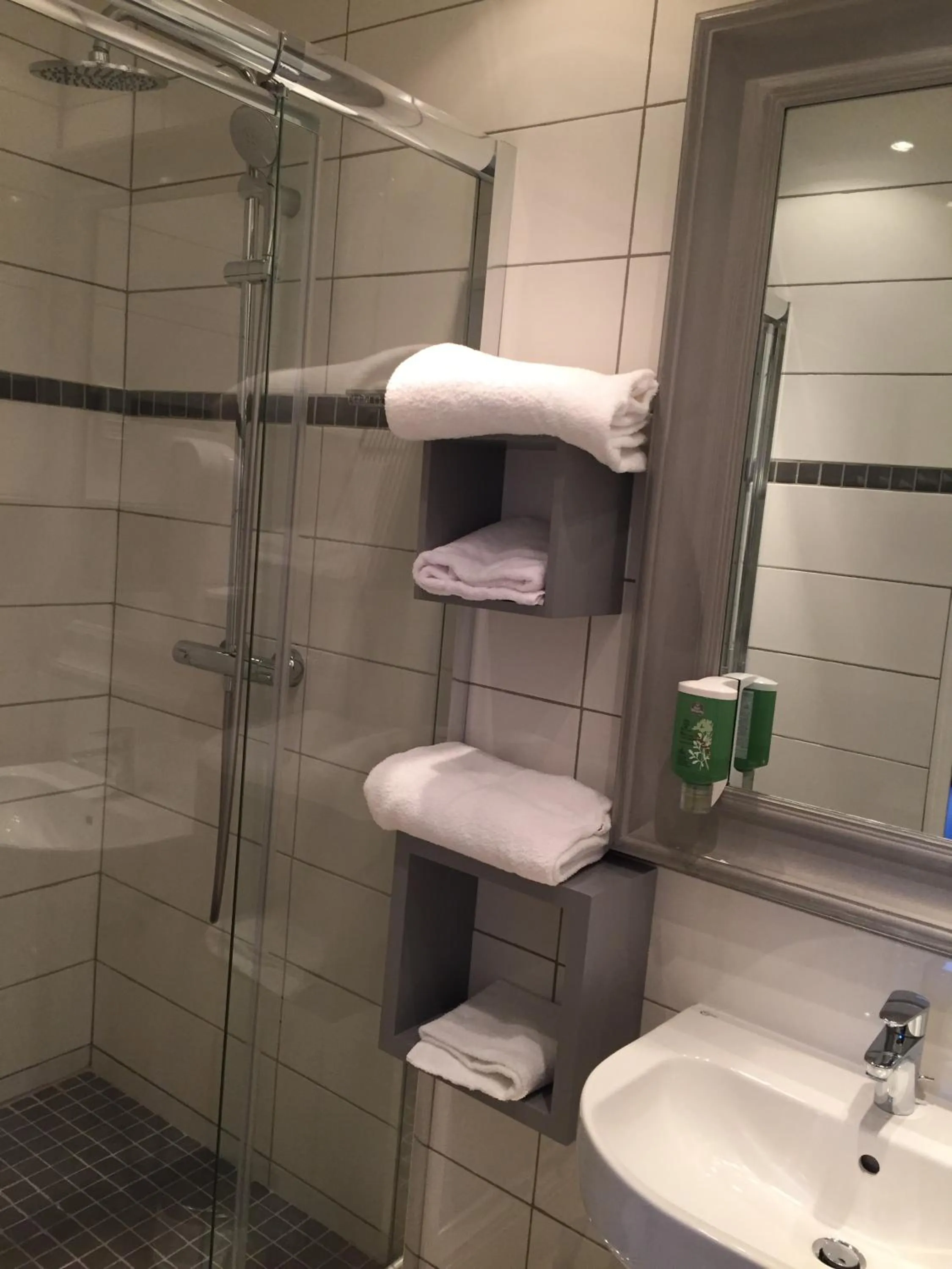 Shower in Grand Hotel de L'Univers