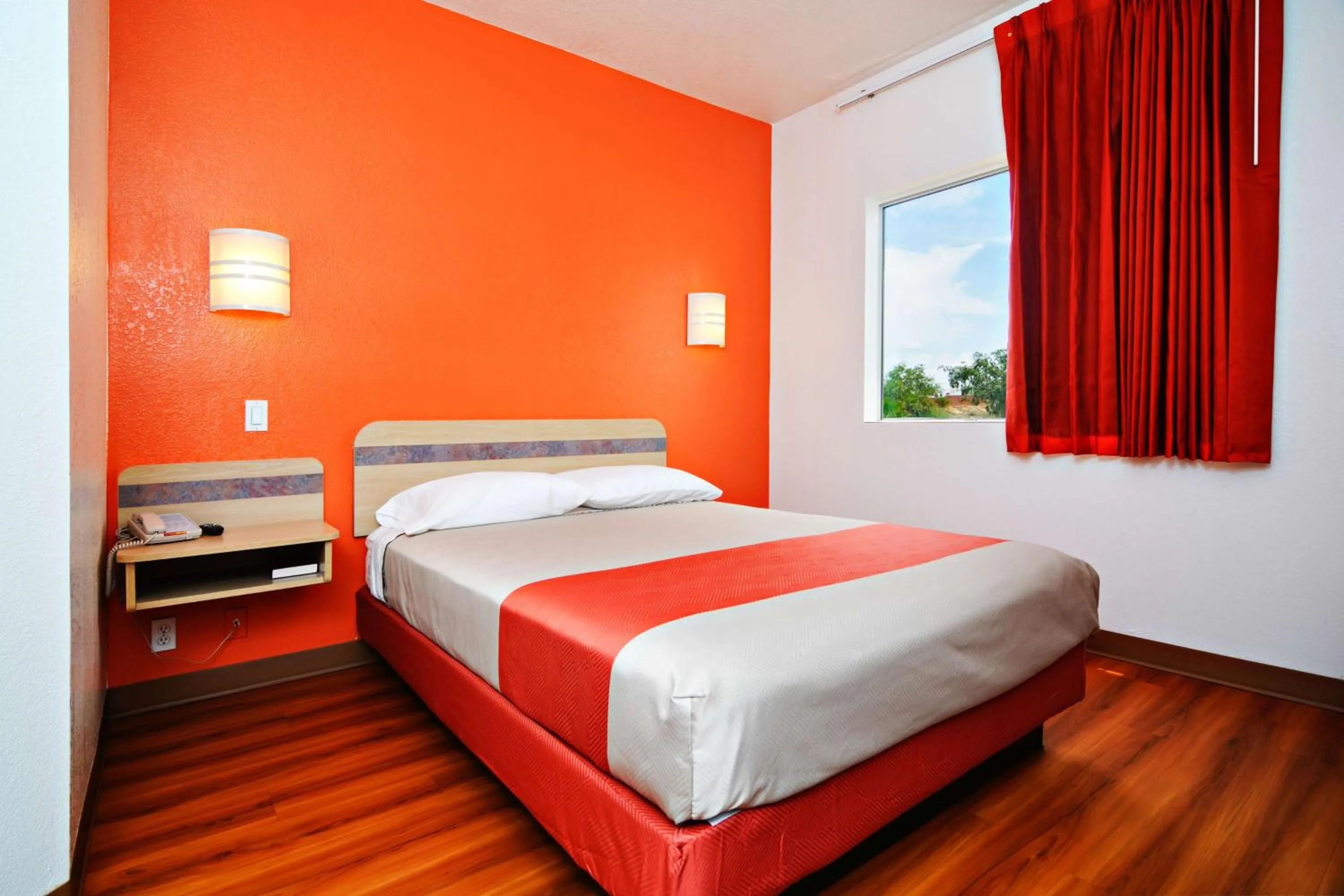 Photo of the whole room, Bed in Motel 6-Benson, AZ