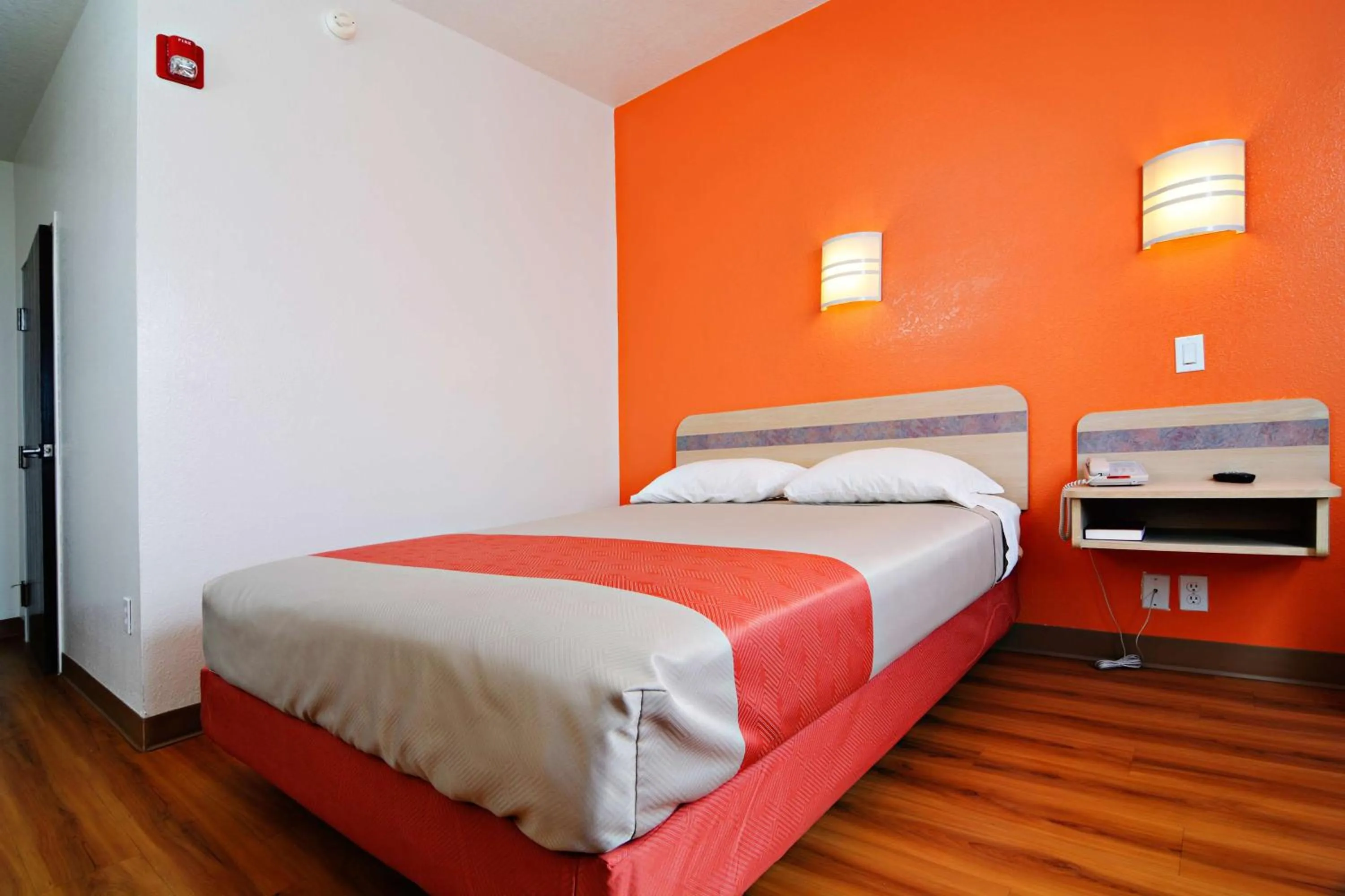 Photo of the whole room, Bed in Motel 6-Benson, AZ