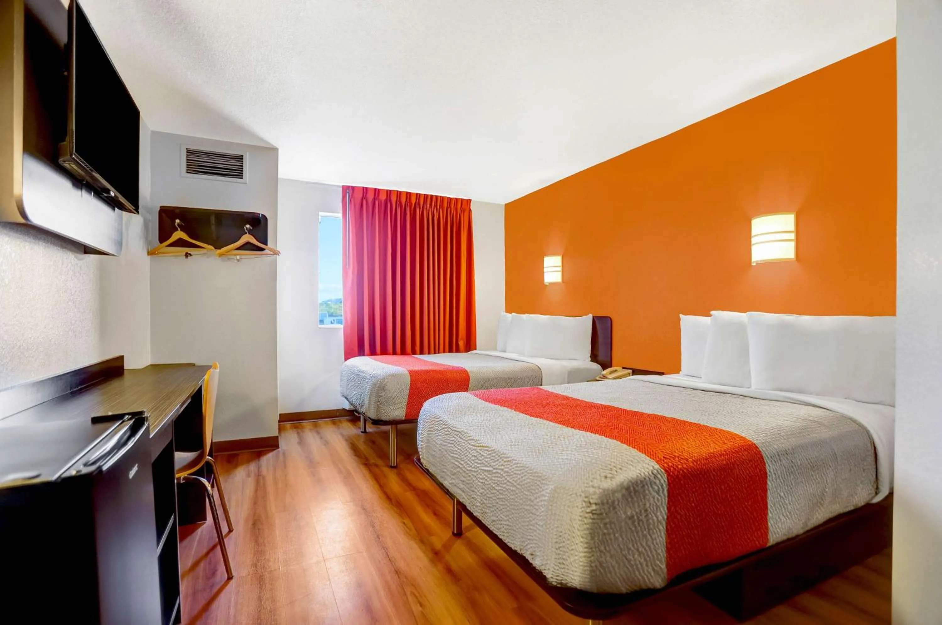 Photo of the whole room, Bed in Motel 6-Benson, AZ