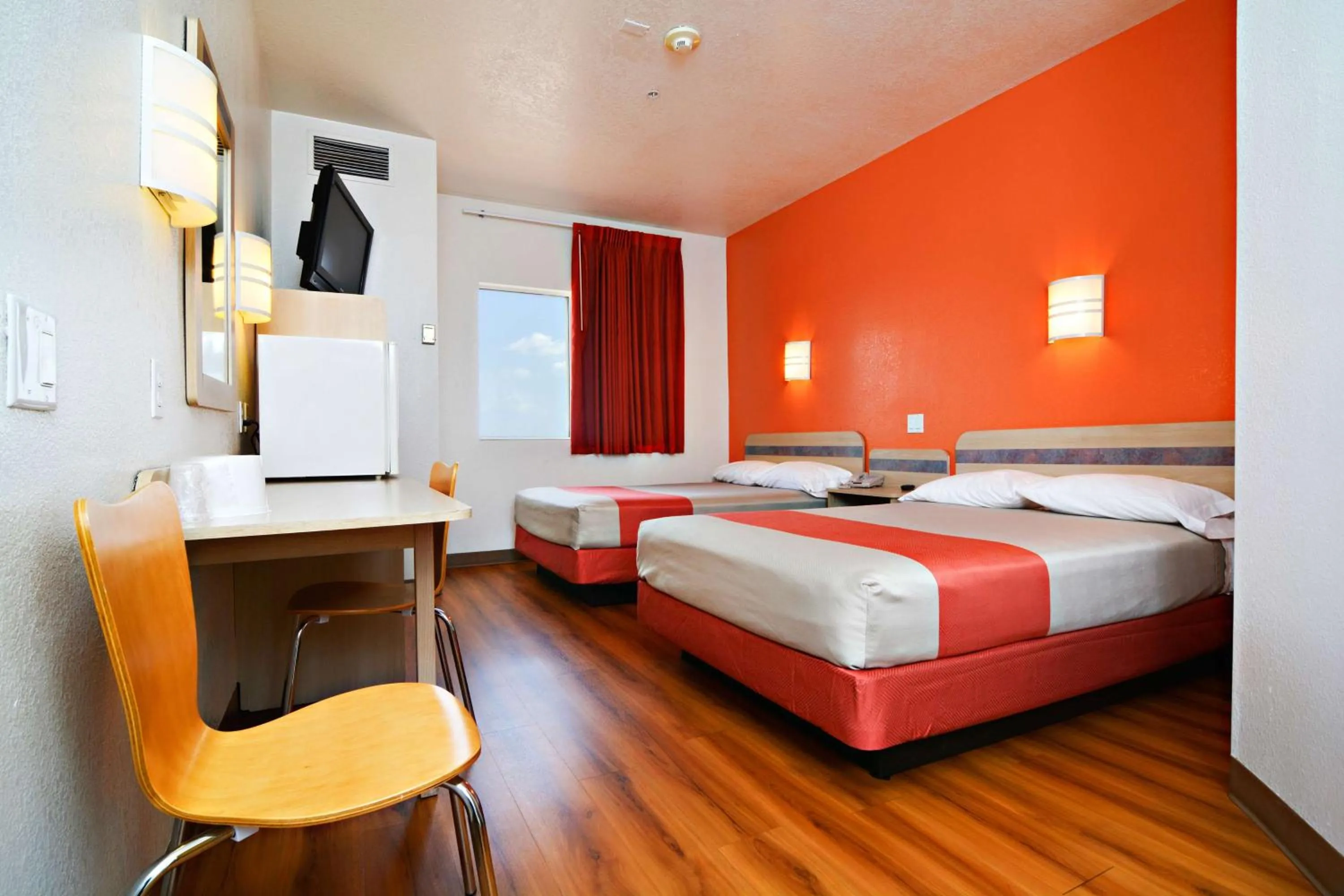 Photo of the whole room, Bed in Motel 6-Benson, AZ