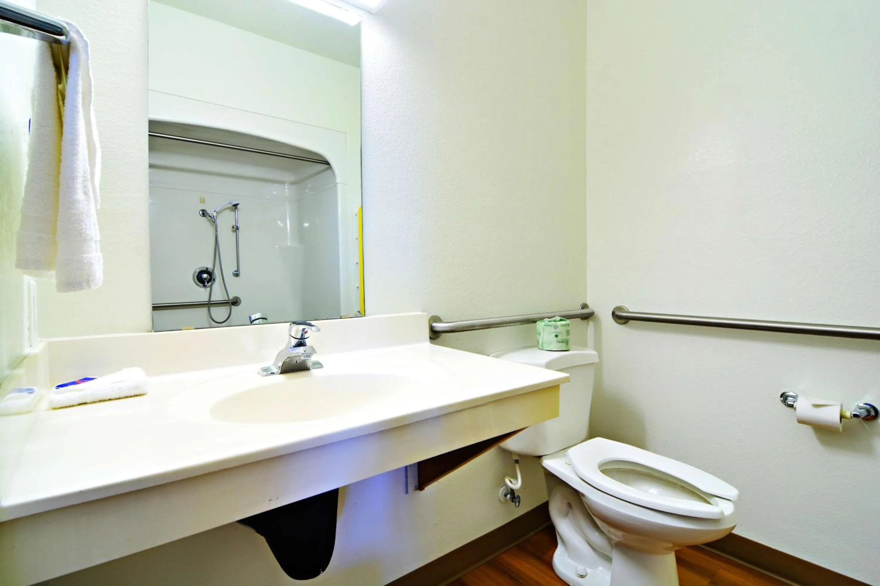 Photo of the whole room in Motel 6-Benson, AZ