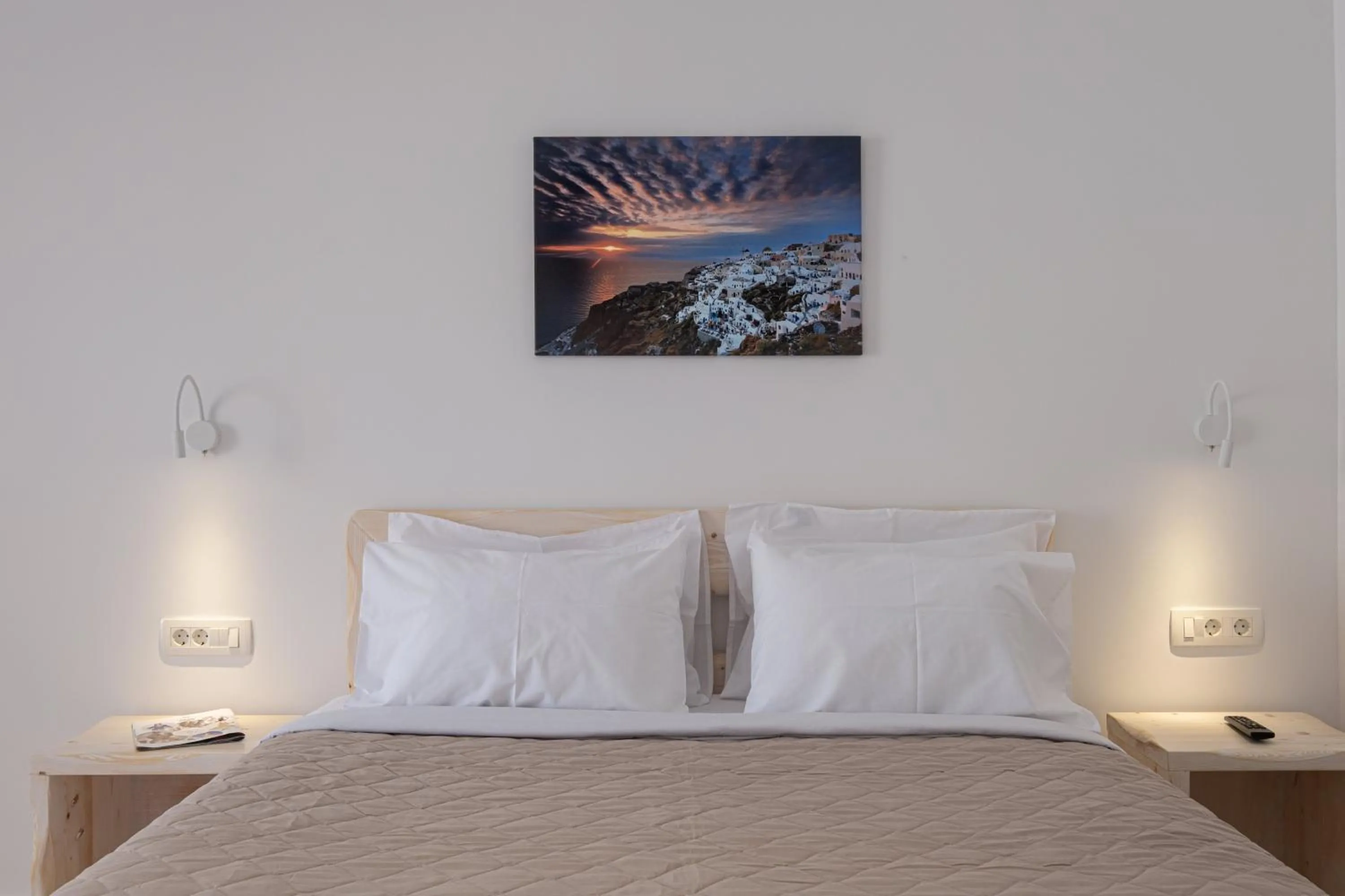 Bed in Cyclops Beach Apartments