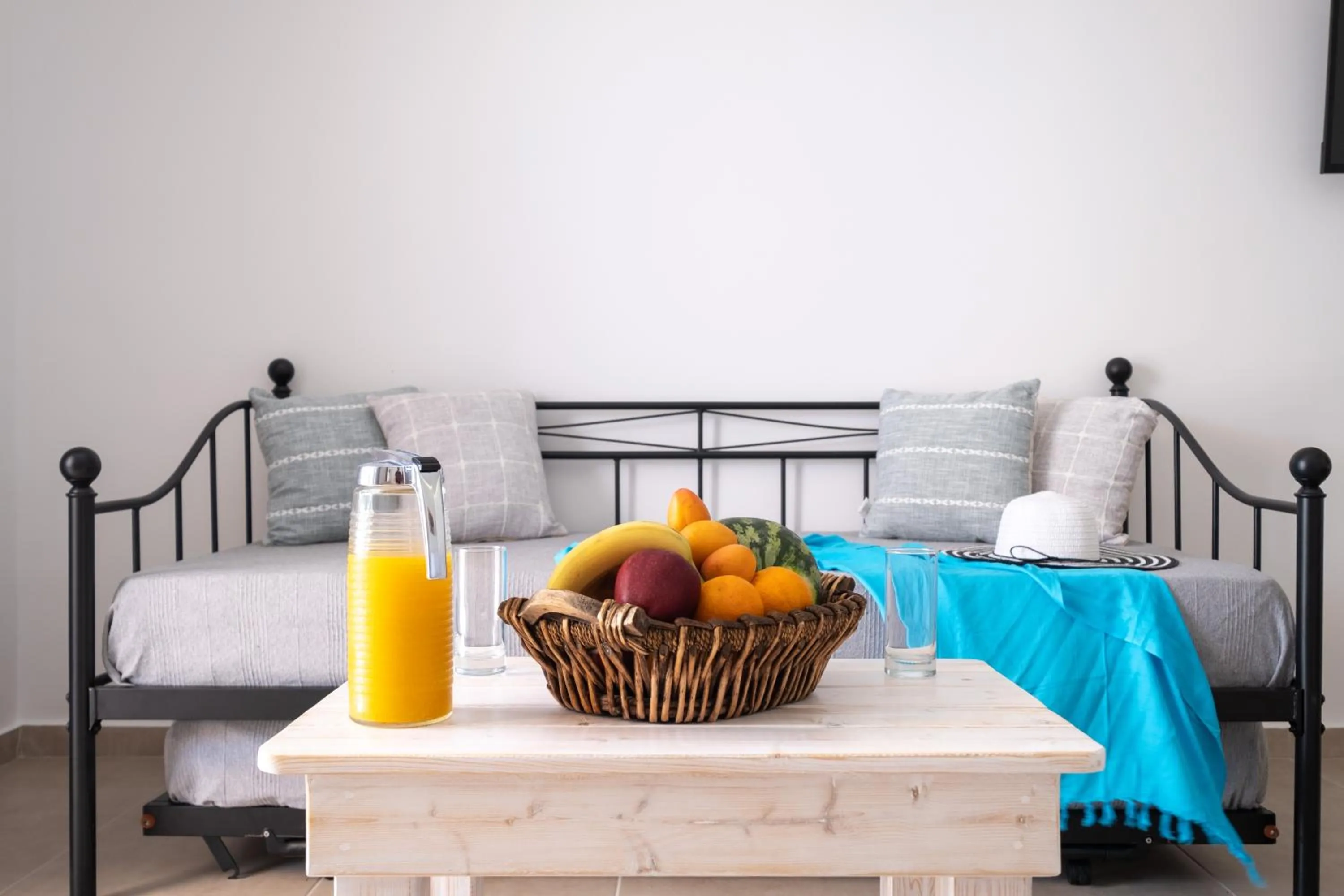 Living room, Bed in Cyclops Beach Apartments