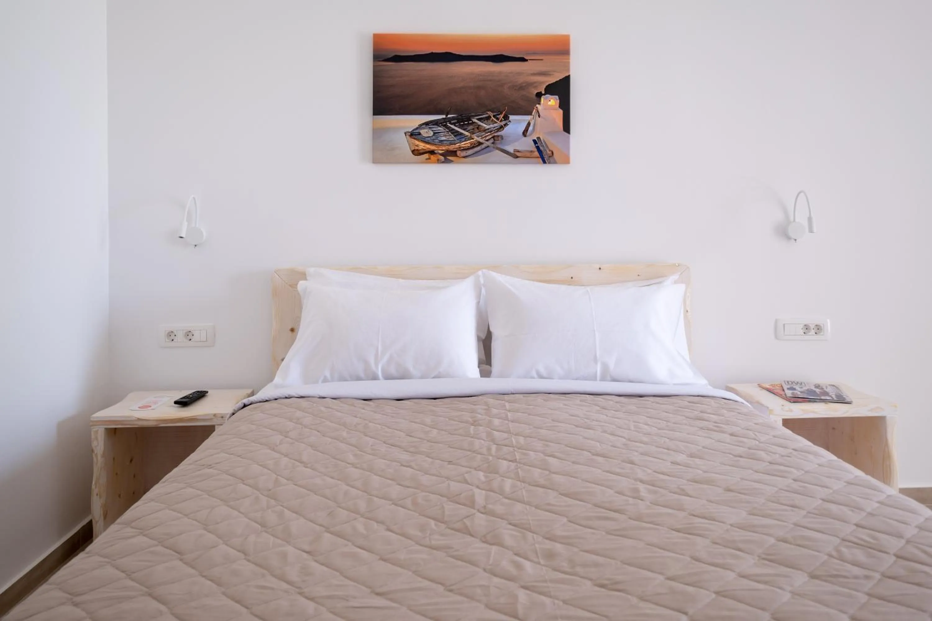 Bed in Cyclops Beach Apartments