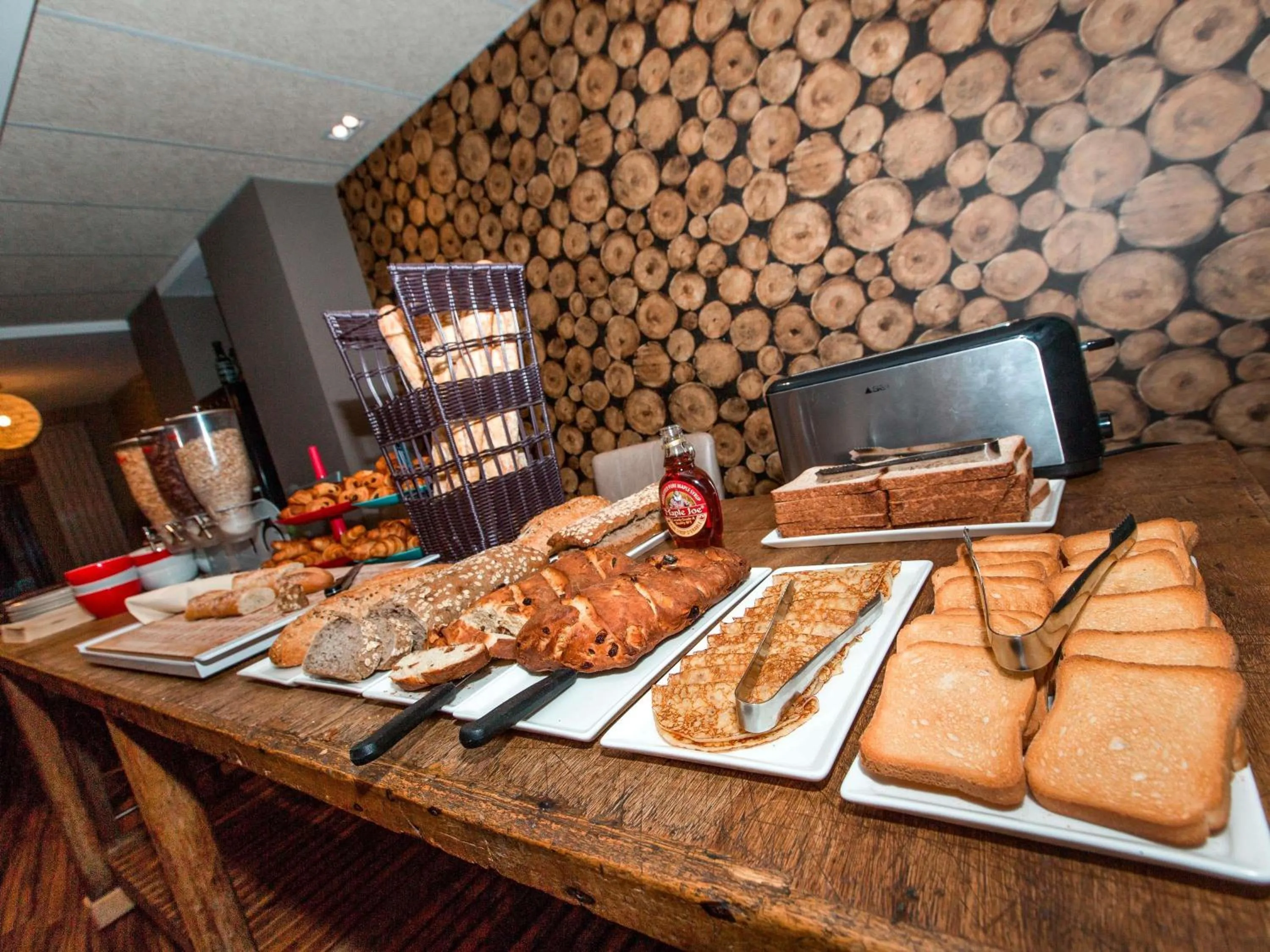 Restaurant/places to eat in ibis Styles Chaumont Centre Gare