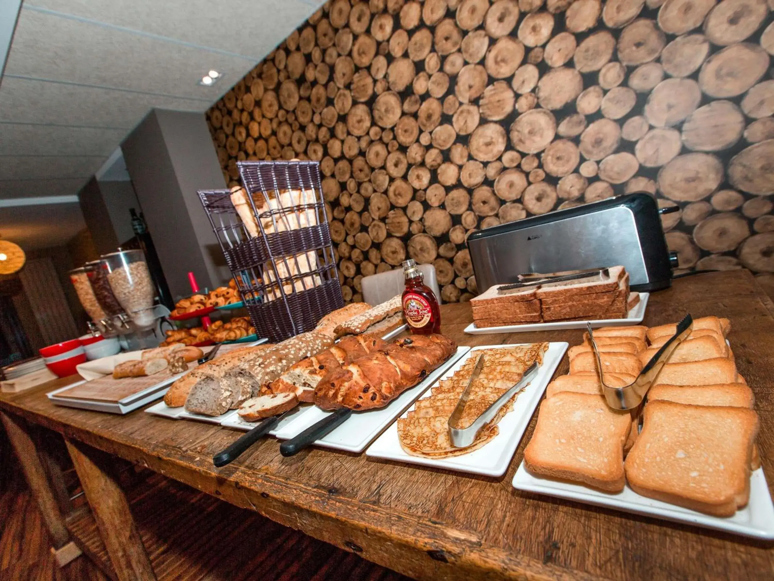 Restaurant/places to eat in ibis Styles Chaumont Centre Gare Restaurant/places to eat in ibis Styles Chaumont Centre Gare