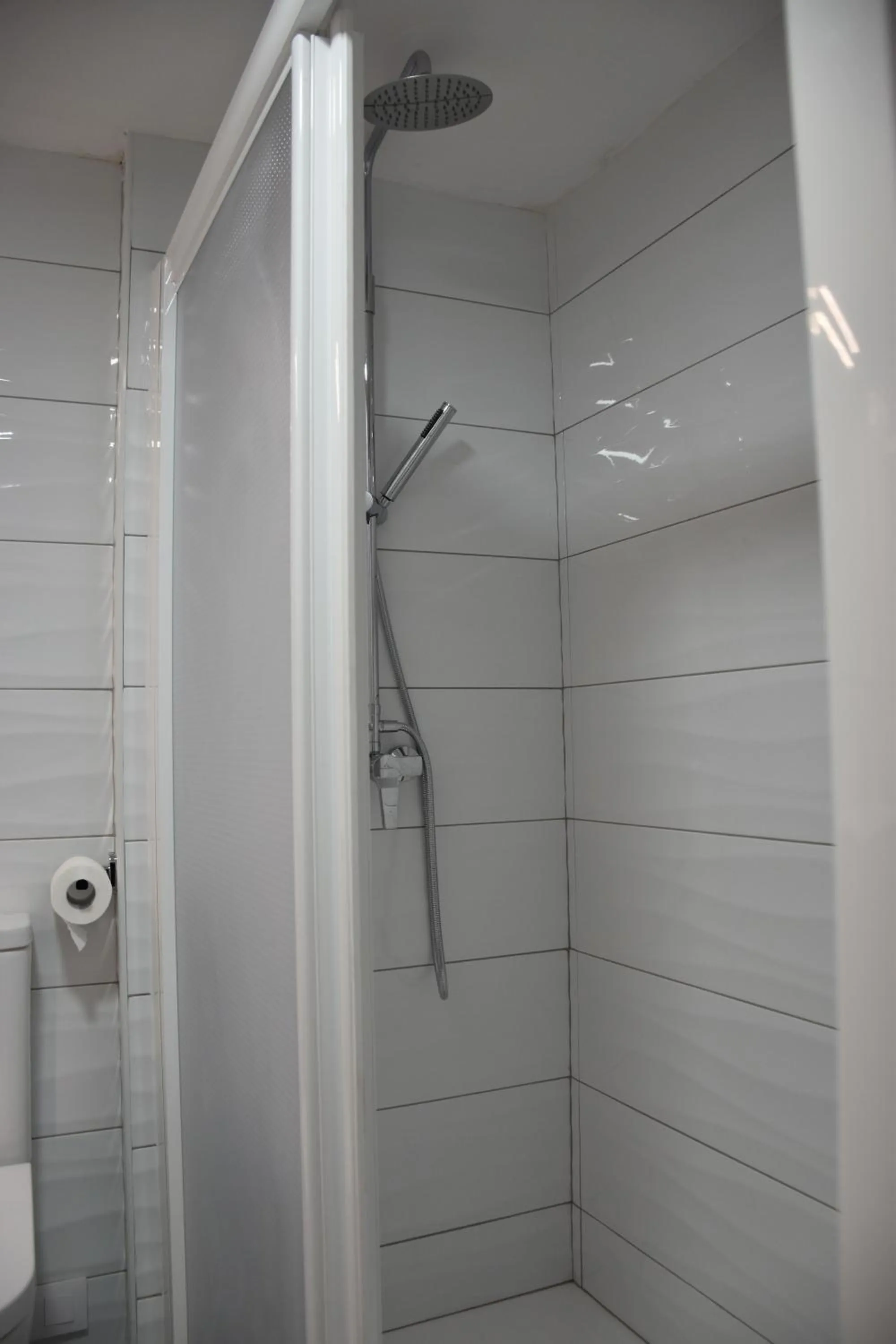 Shower in Rosesapparts A20deMar Triplex