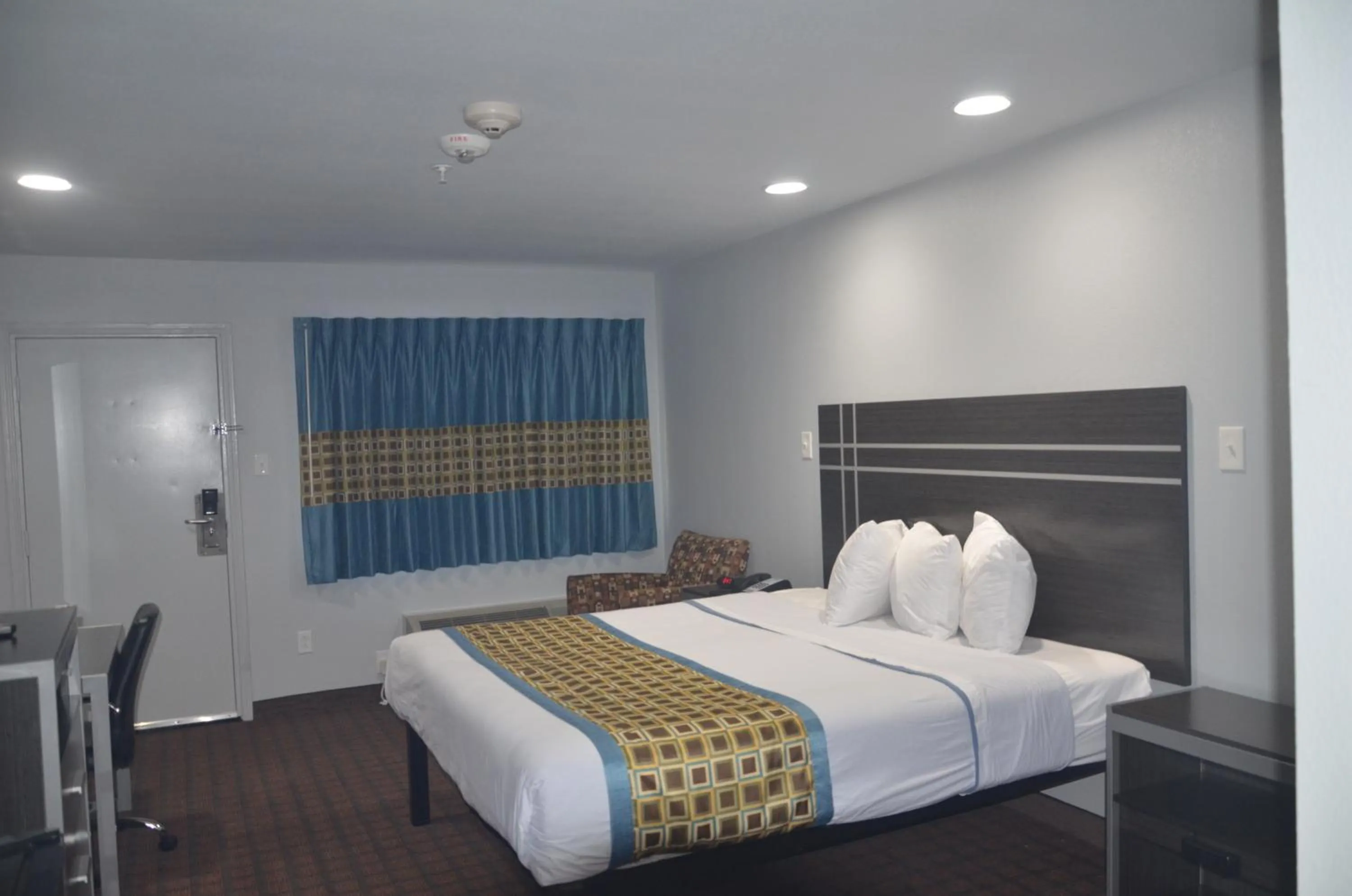 Bed in Travelers Inn