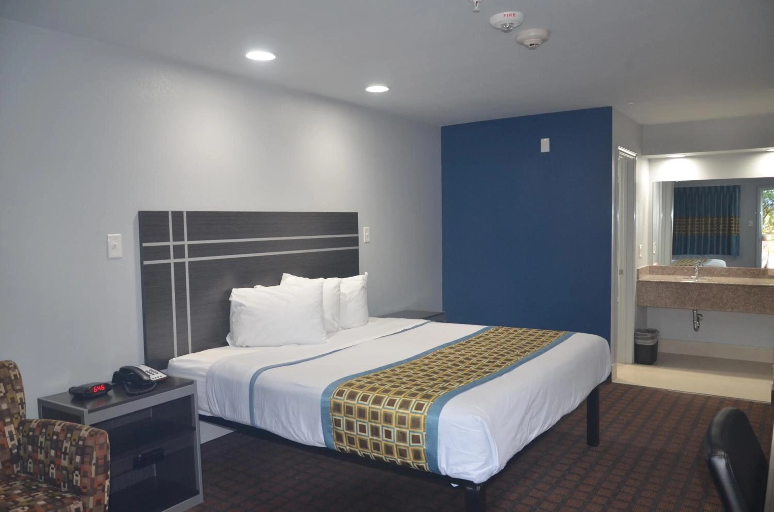 Bed in Travelers Inn