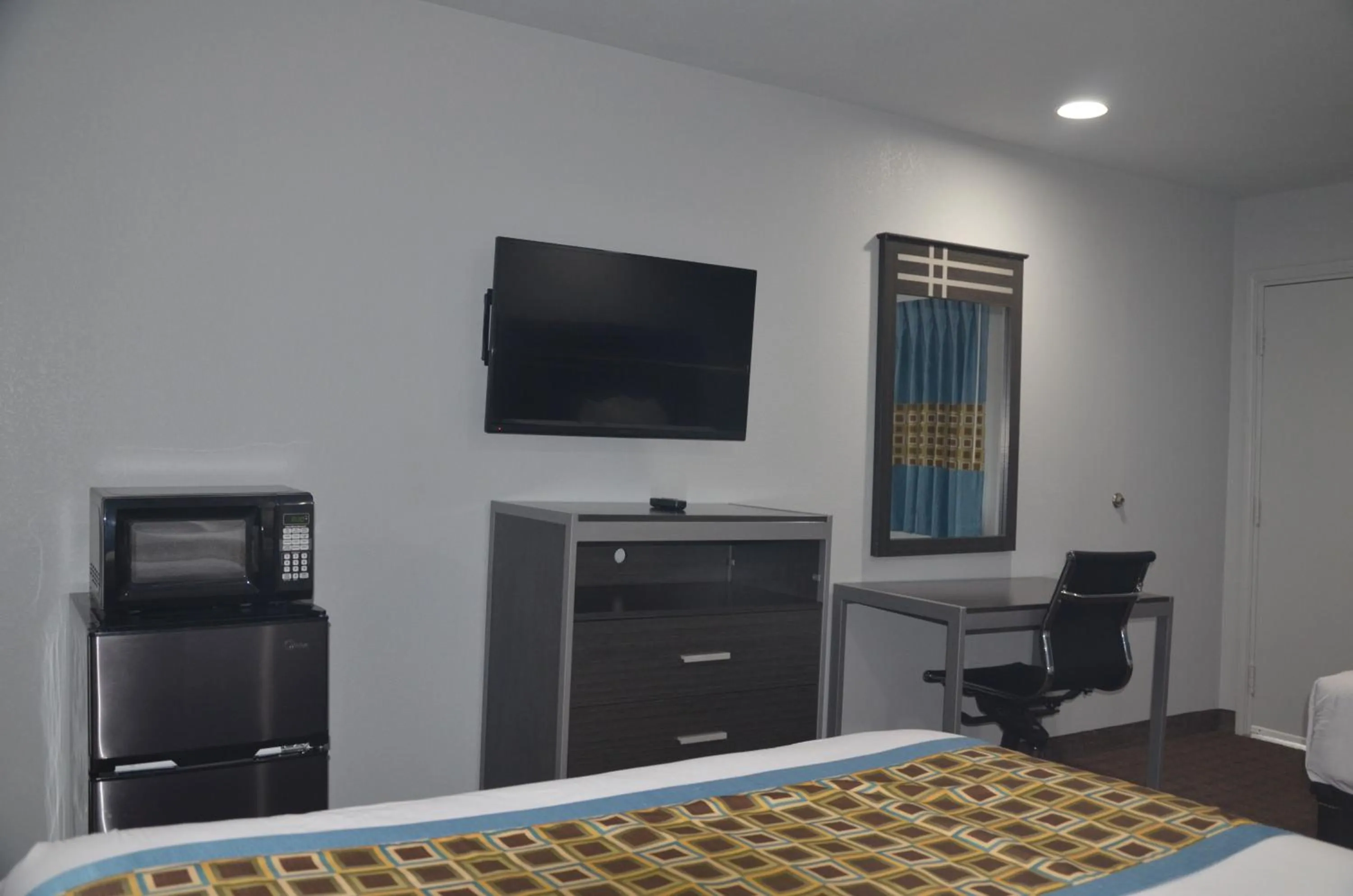 Bed in Travelers Inn