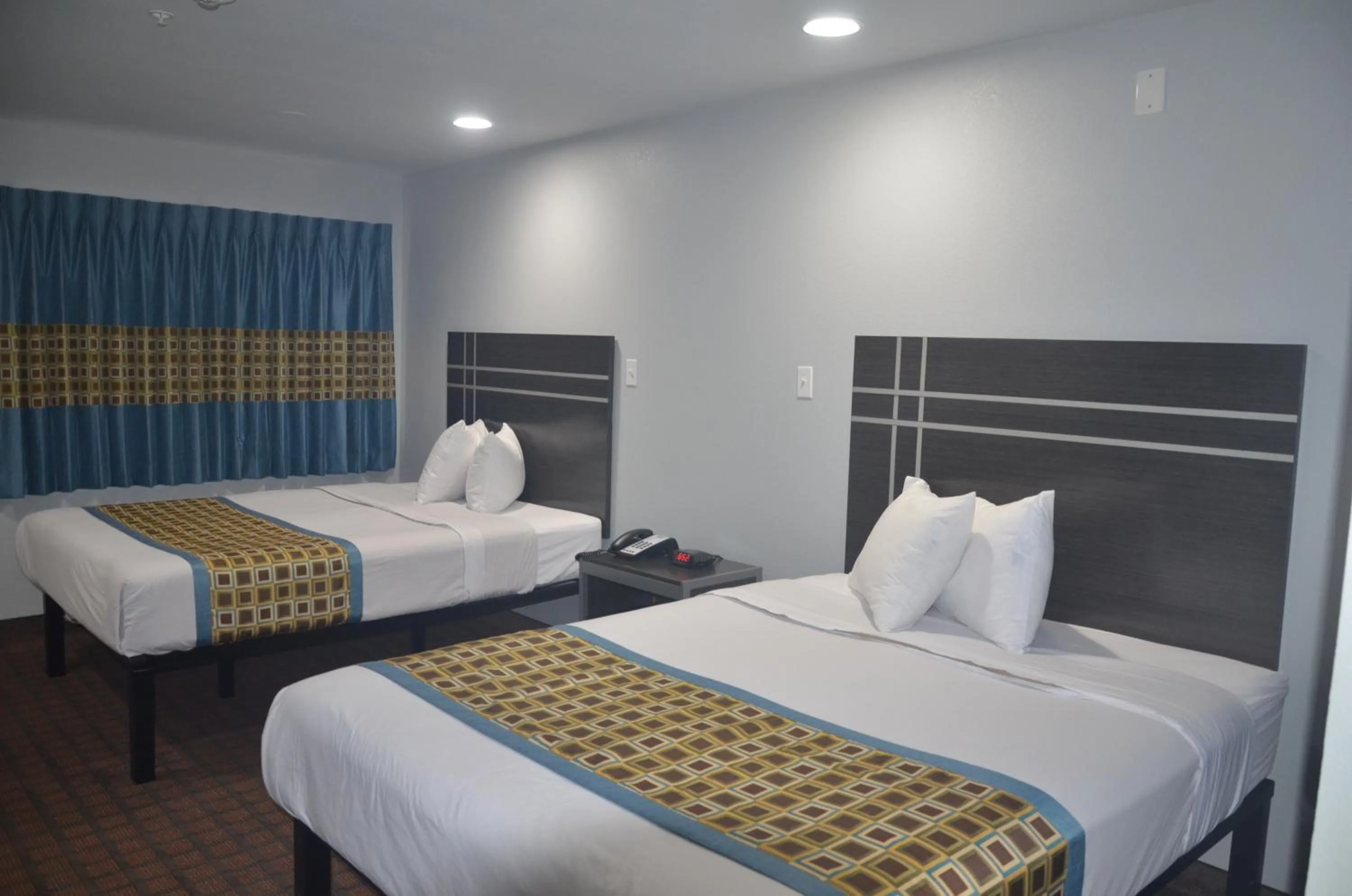 Bed in Travelers Inn