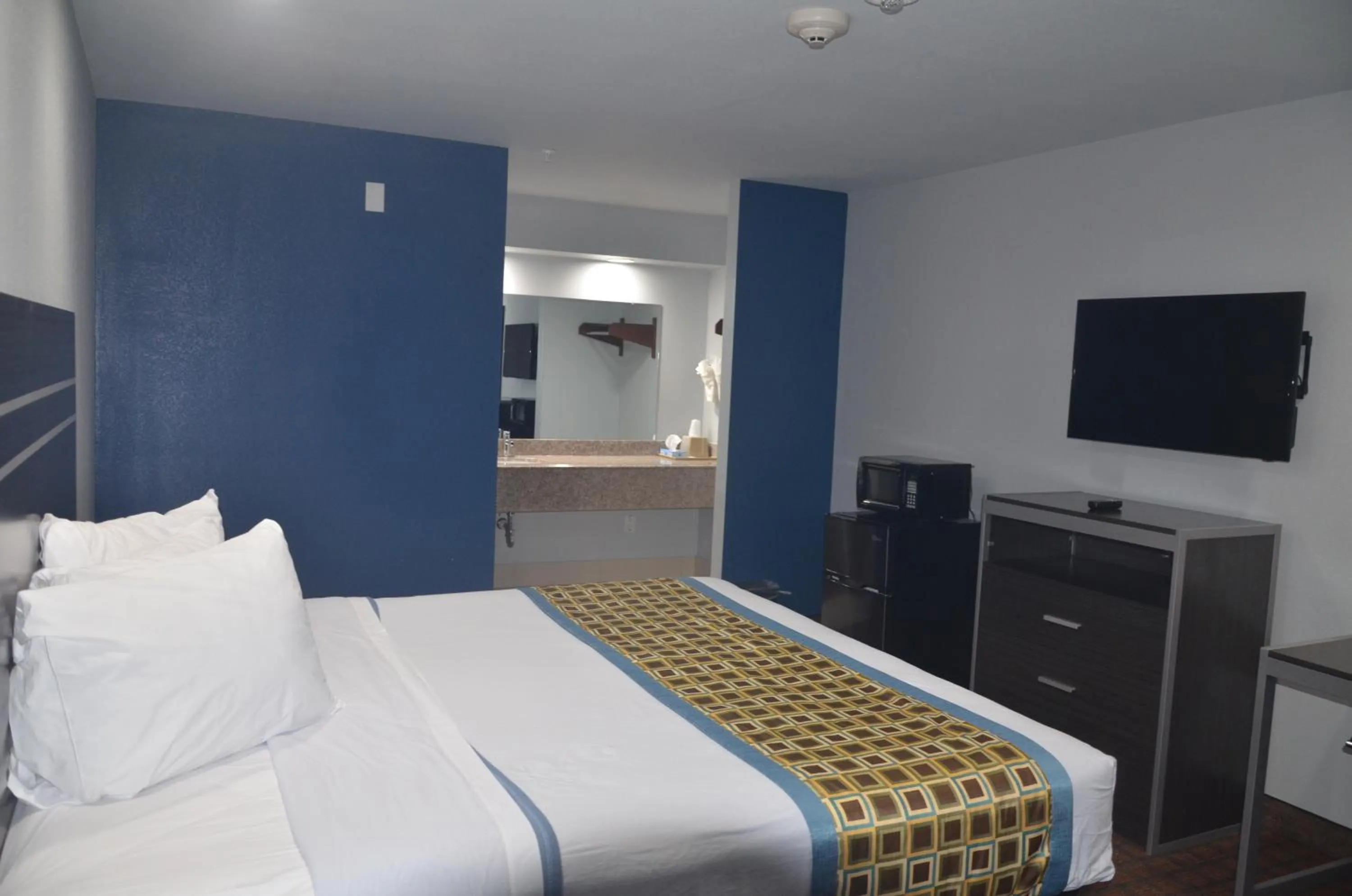 Bed in Travelers Inn