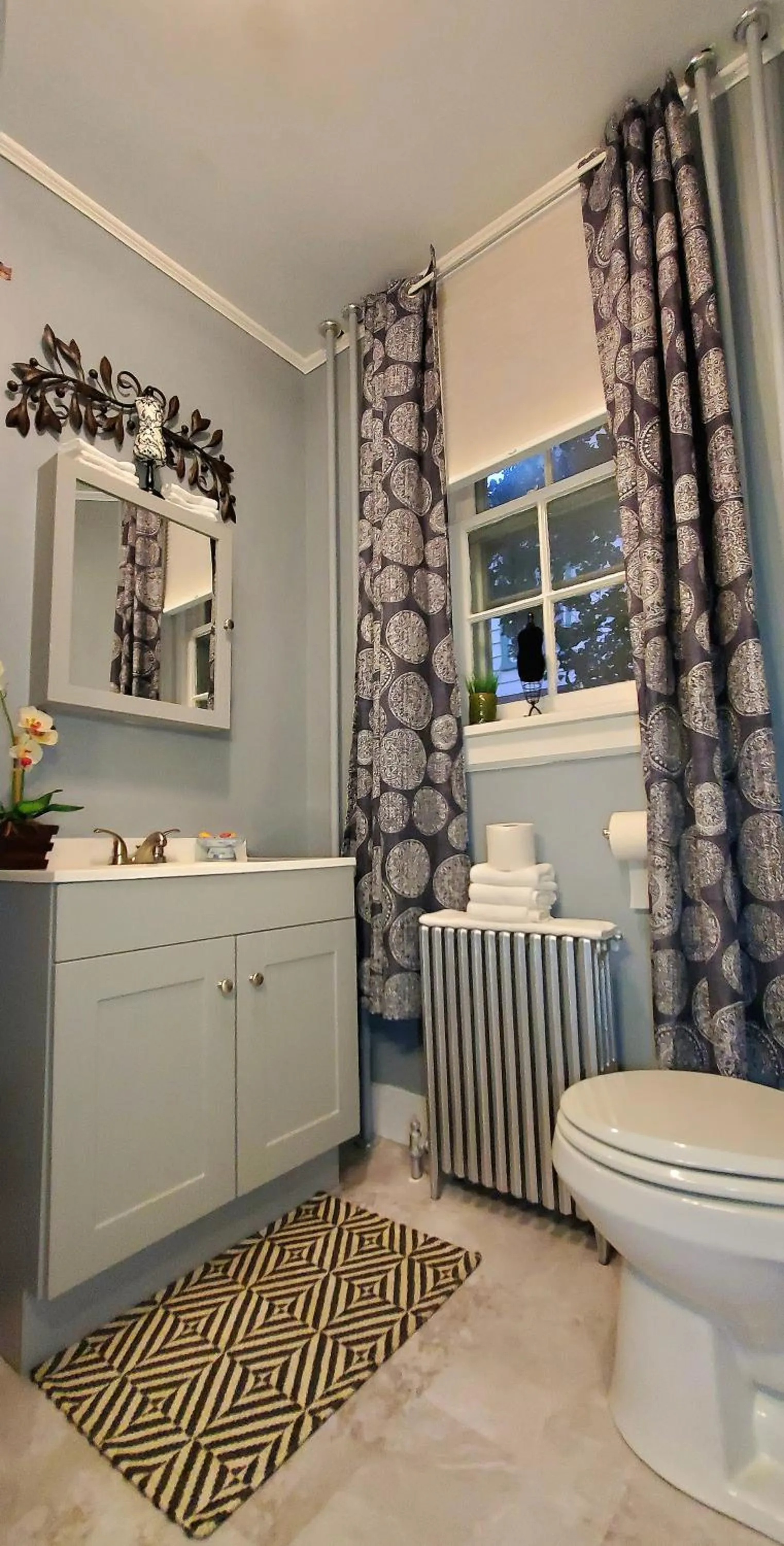 Bathroom in Simmons Motel and Suites