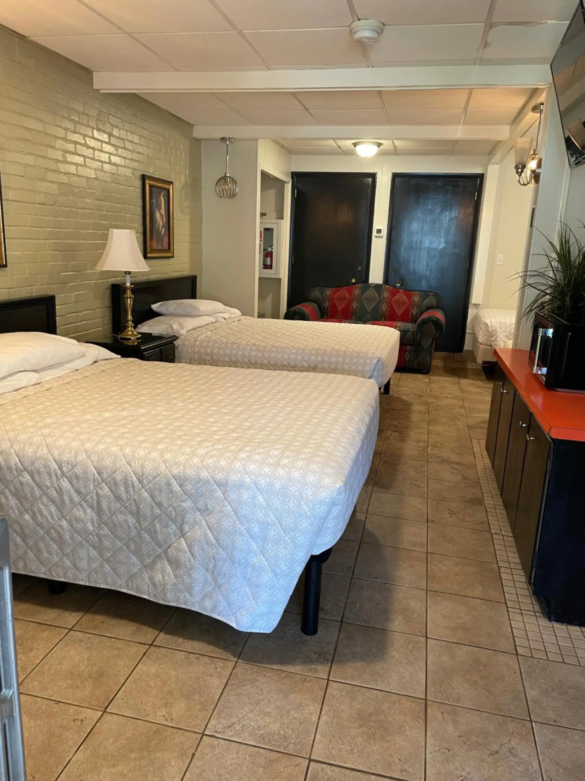 Photo of the whole room, Bed in Simmons Motel and Suites Photo of the whole room, Bed in Simmons Motel and Suites