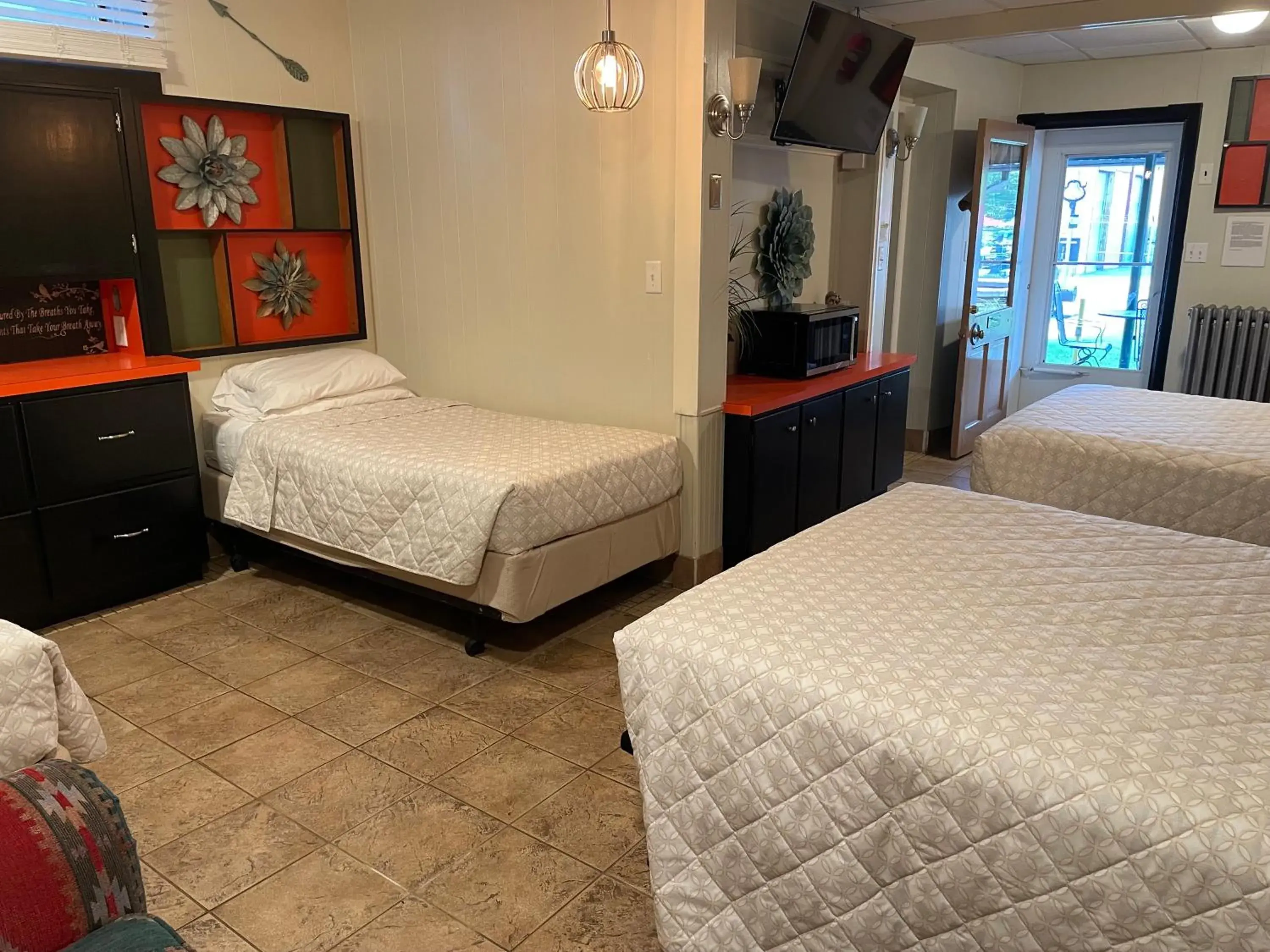 Photo of the whole room, Bed in Simmons Motel and Suites Photo of the whole room, Bed in Simmons Motel and Suites