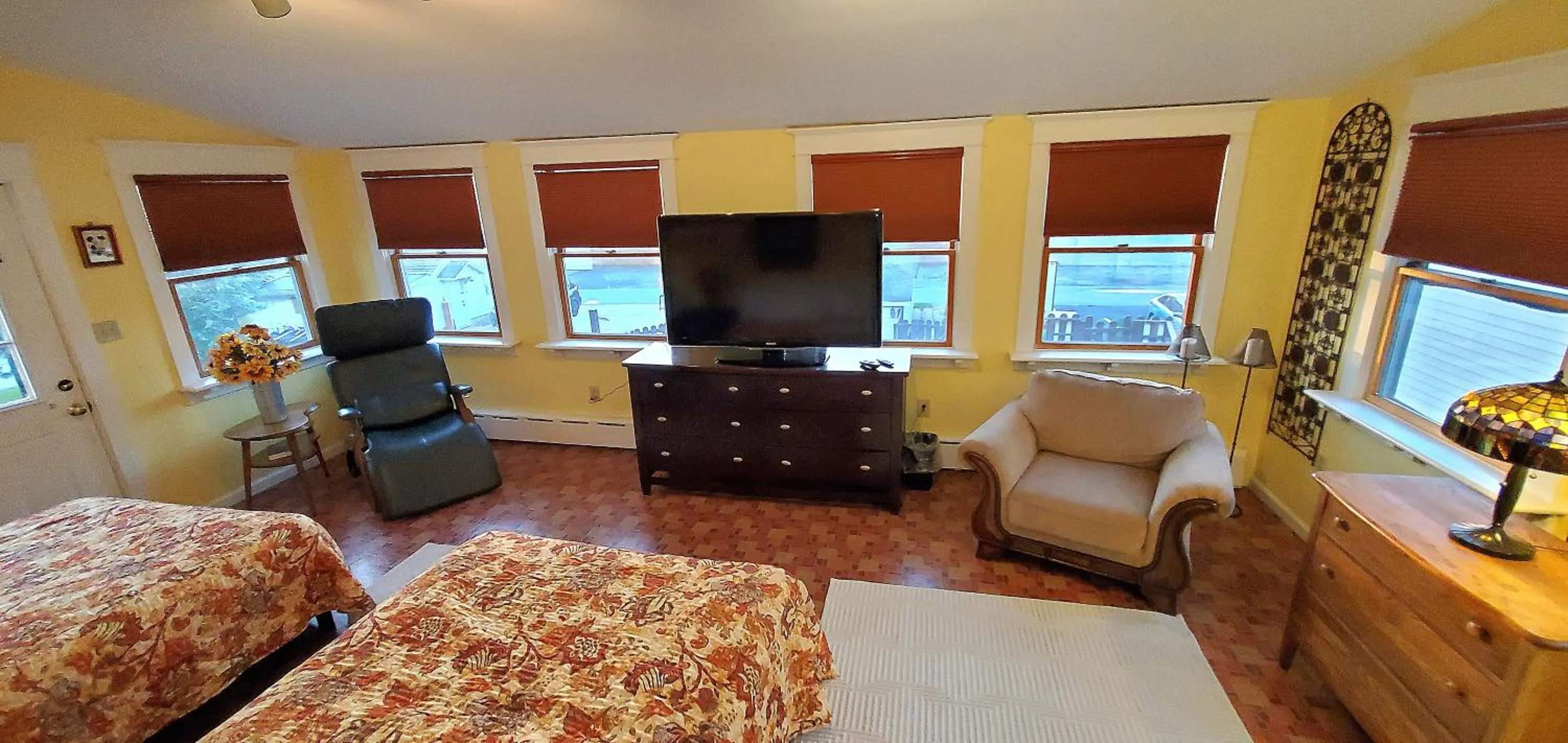 Photo of the whole room, Bed in Simmons Motel and Suites