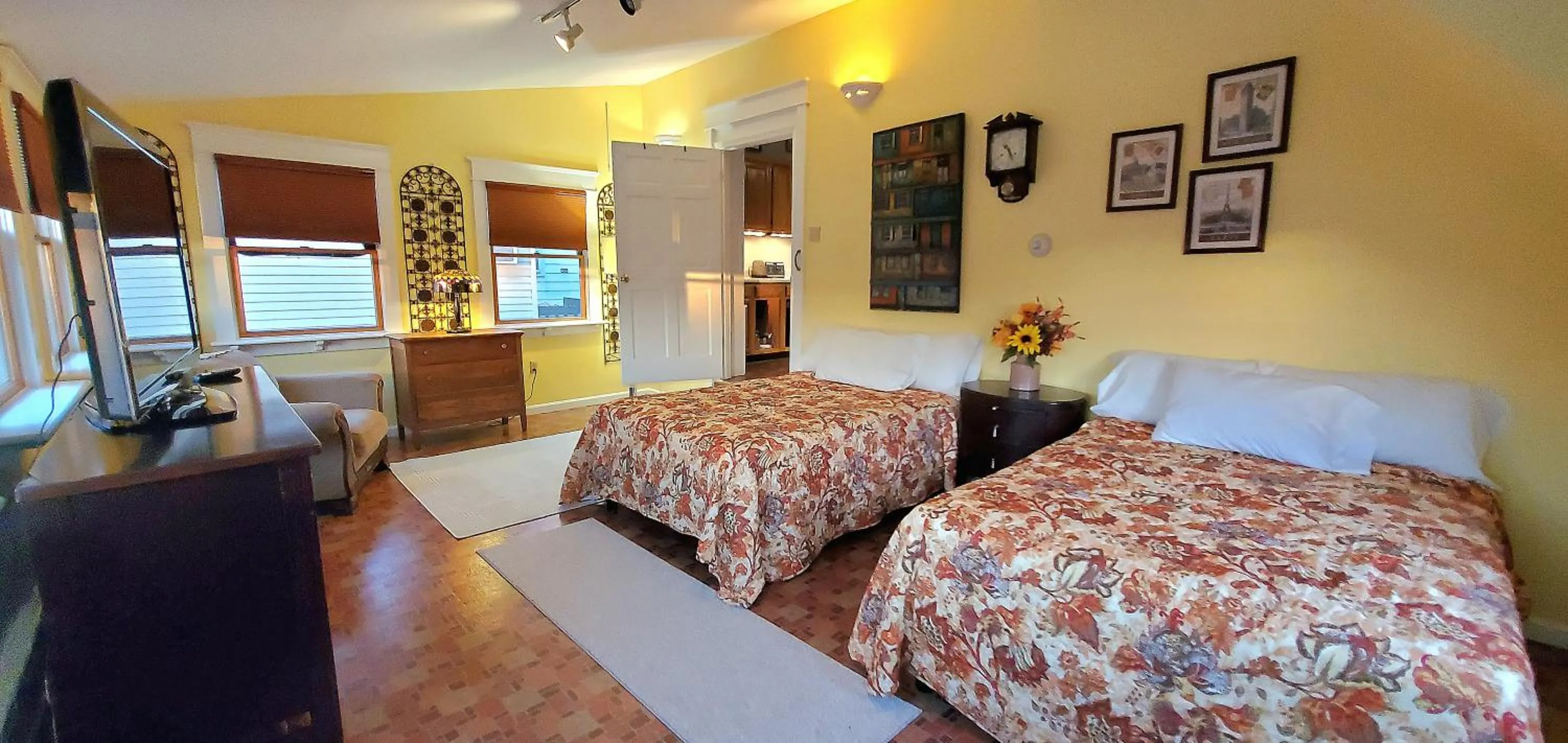 Photo of the whole room, Bed in Simmons Motel and Suites