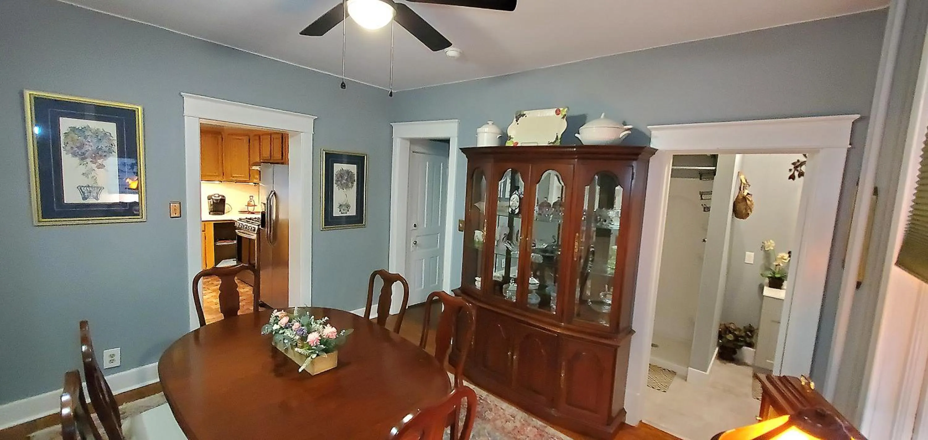Dining area in Simmons Motel and Suites