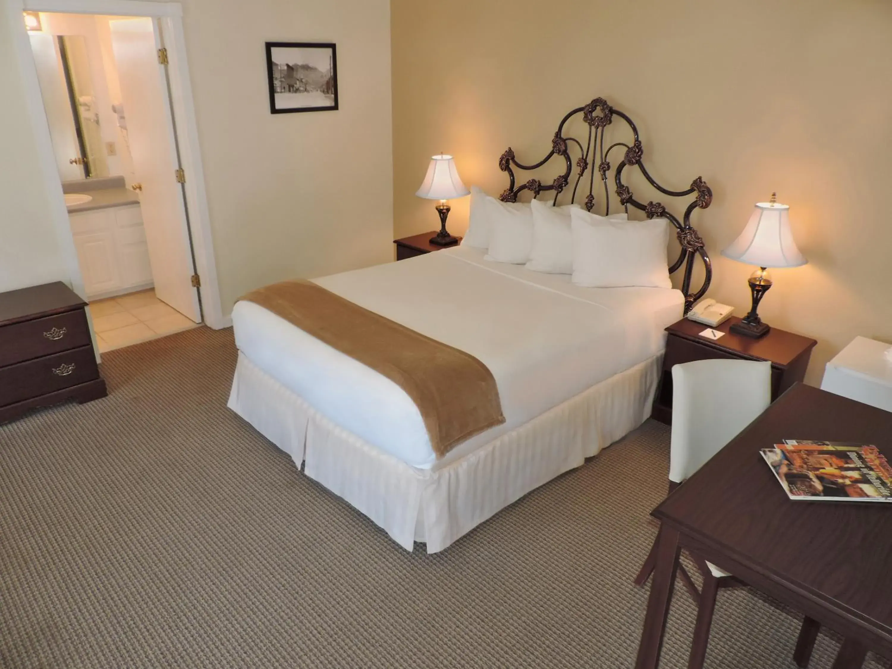 Bedroom, Bed in The Victorian Inn Bedroom, Bed in The Victorian Inn