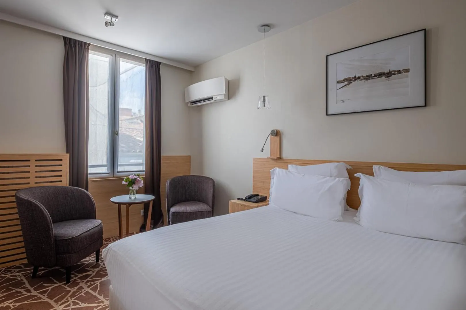 Bedroom, Bed in Grand Hotel Francais