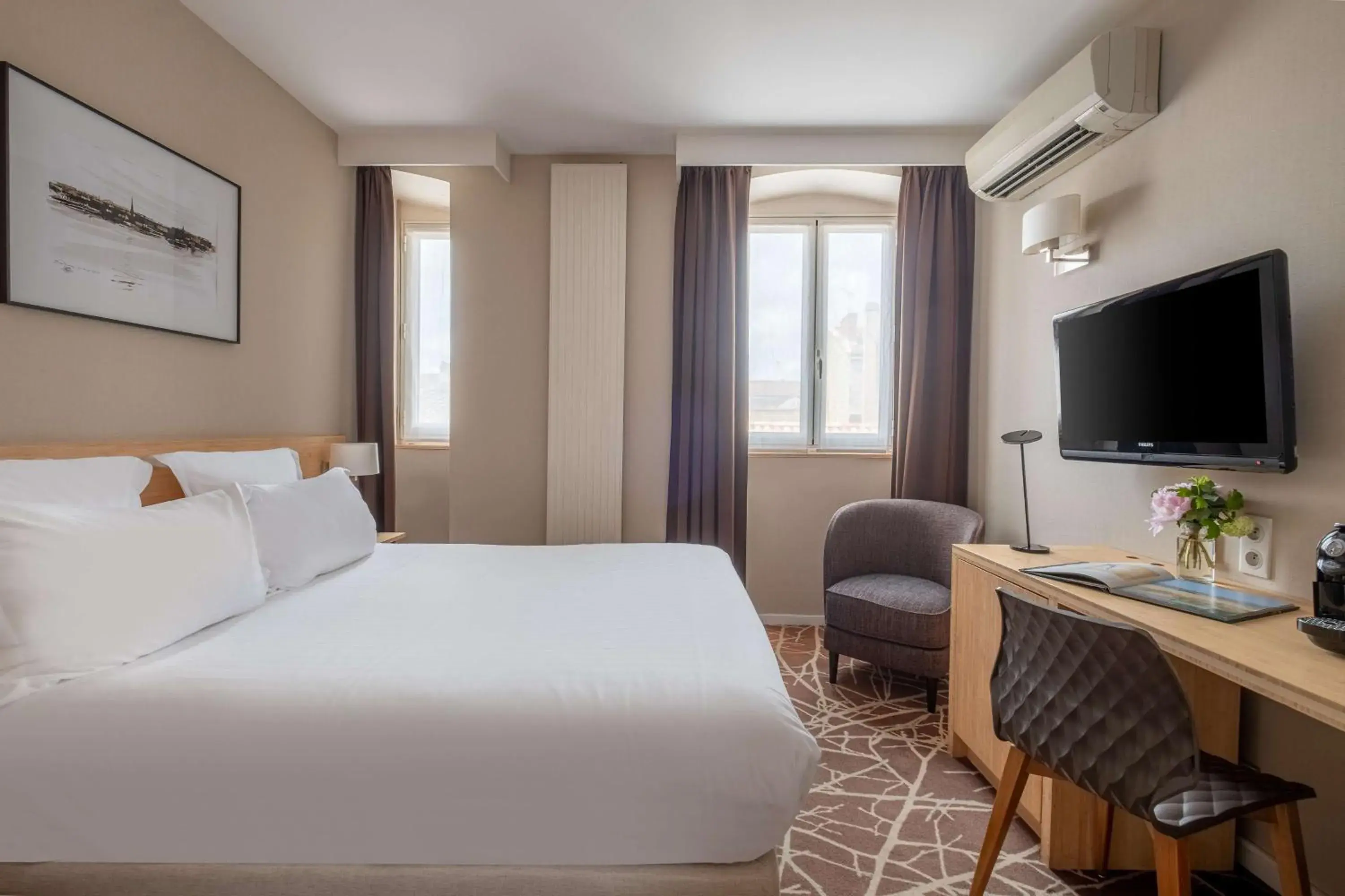 Superior Queen Room in Grand Hotel Francais Superior Queen Room in Grand Hotel Francais