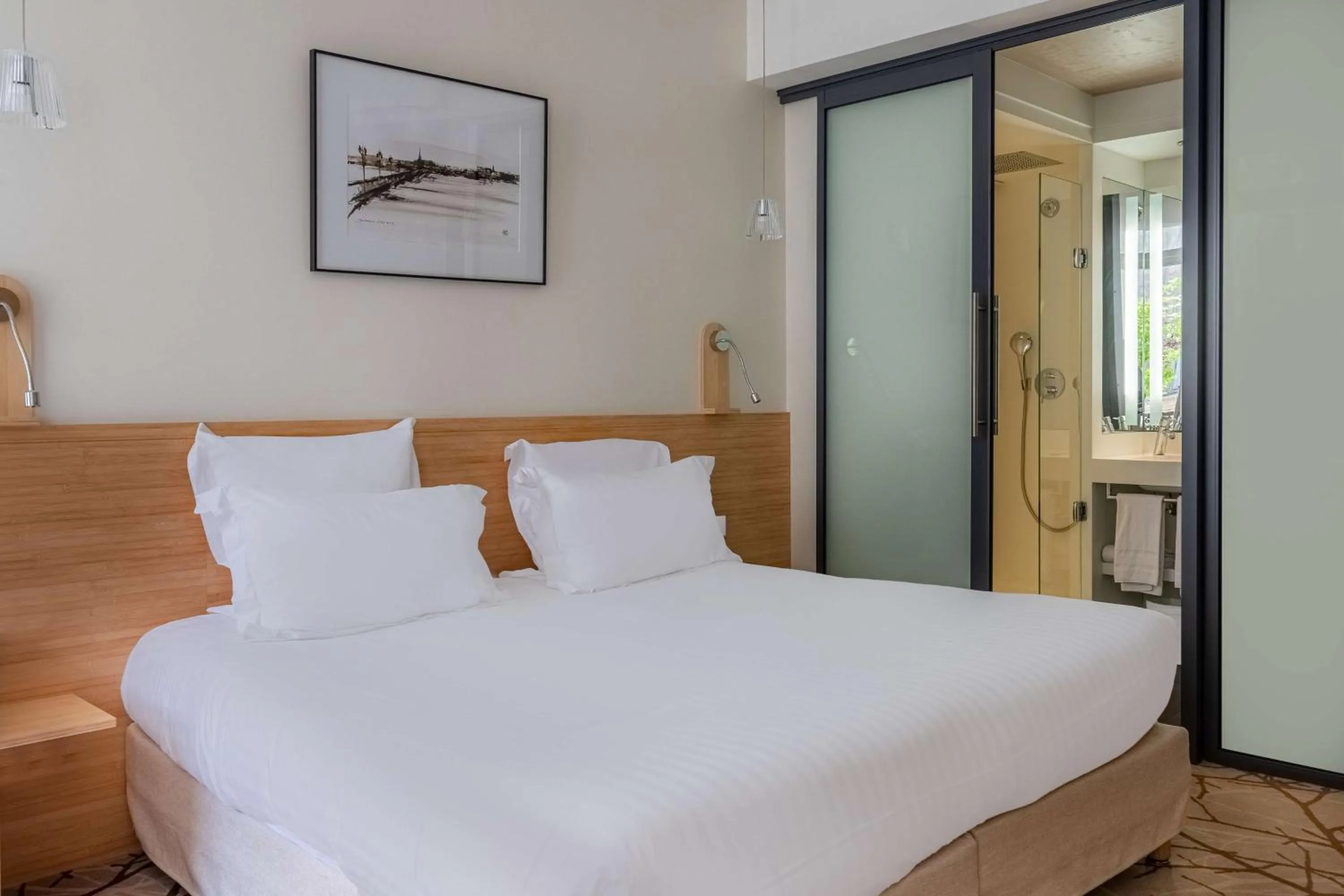 Bathroom, Bed in Grand Hotel Francais