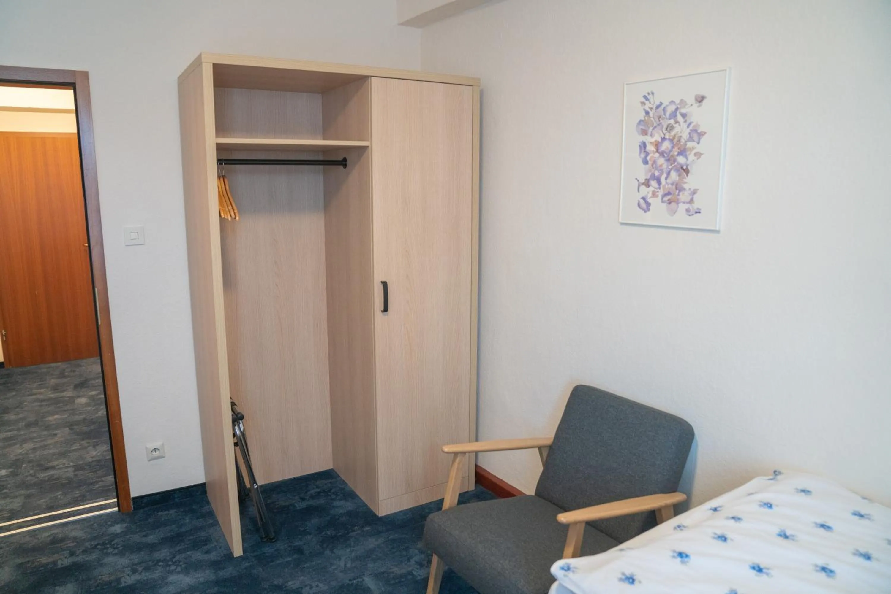wardrobe, Bed in Hotel zum Grafen Hallermunt