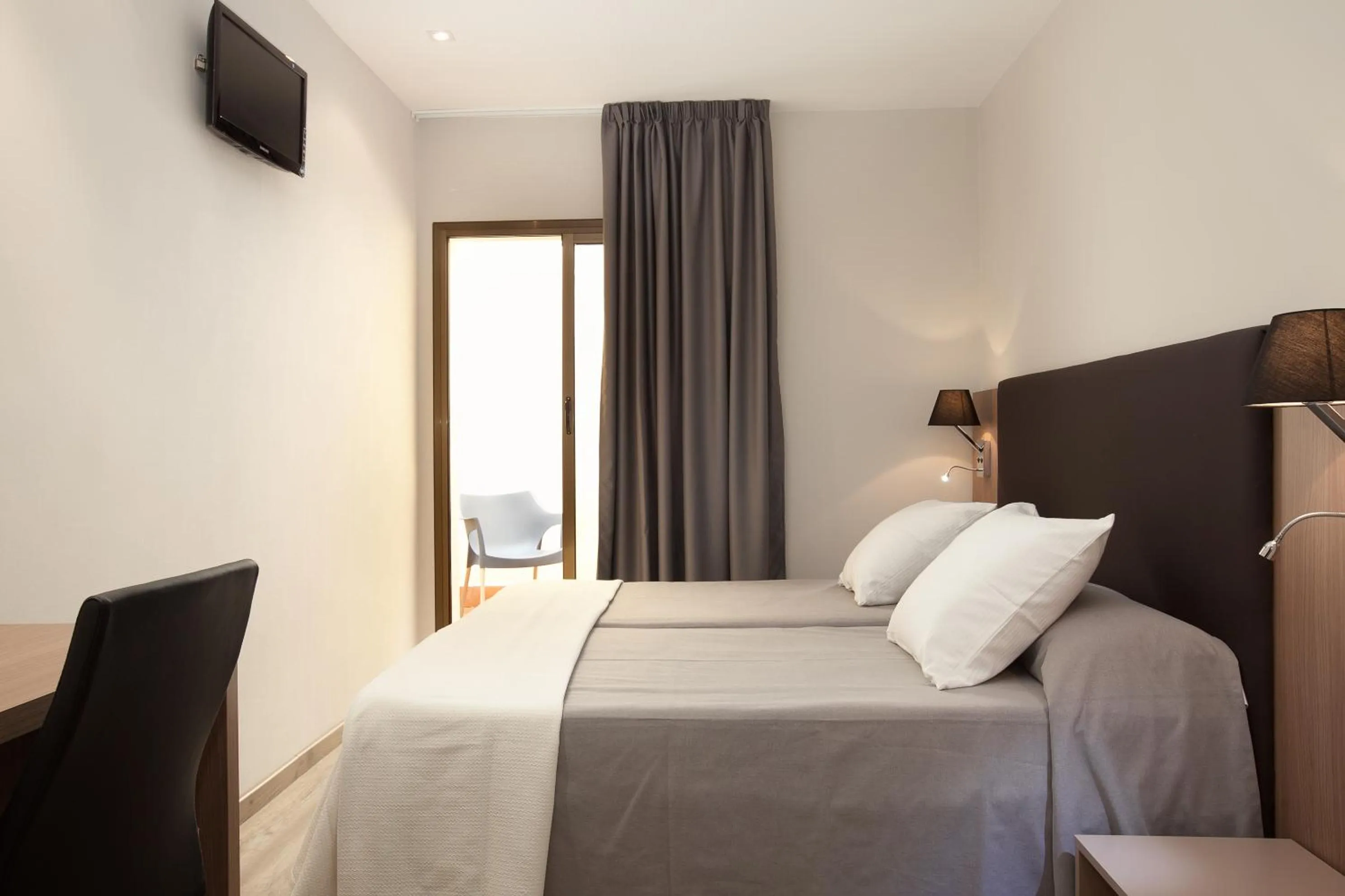 Patio, Bed in Hostal Centric