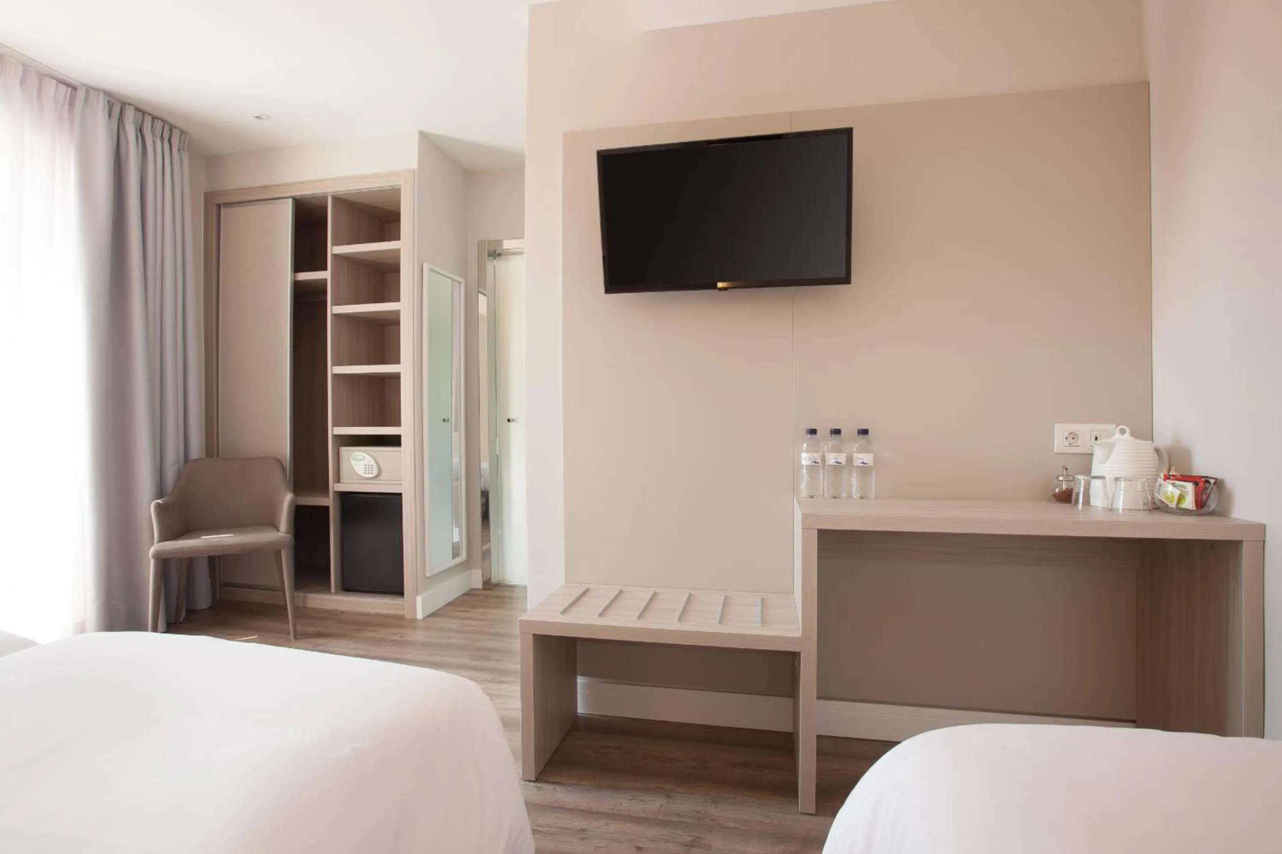 TV and multimedia, Bed in Hostal Centric