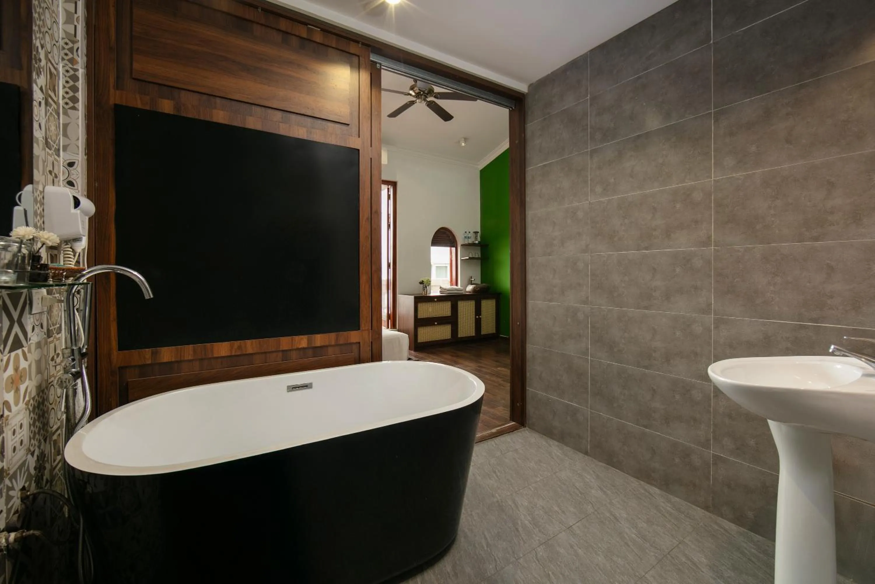 Bath in Hanoi Backpackers Hostel & Rooftop bar