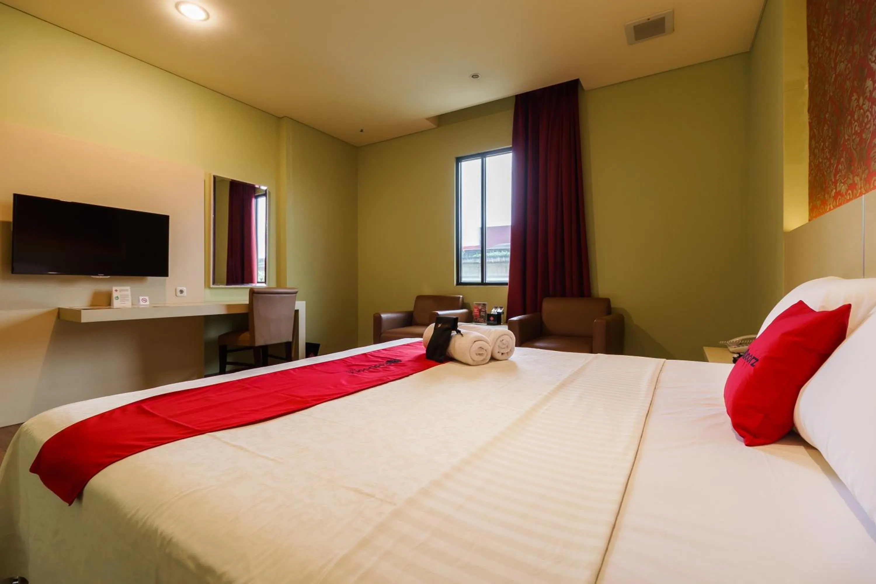 Bedroom, Bed in RedDoorz Plus near Dunia Fantasi Ancol
