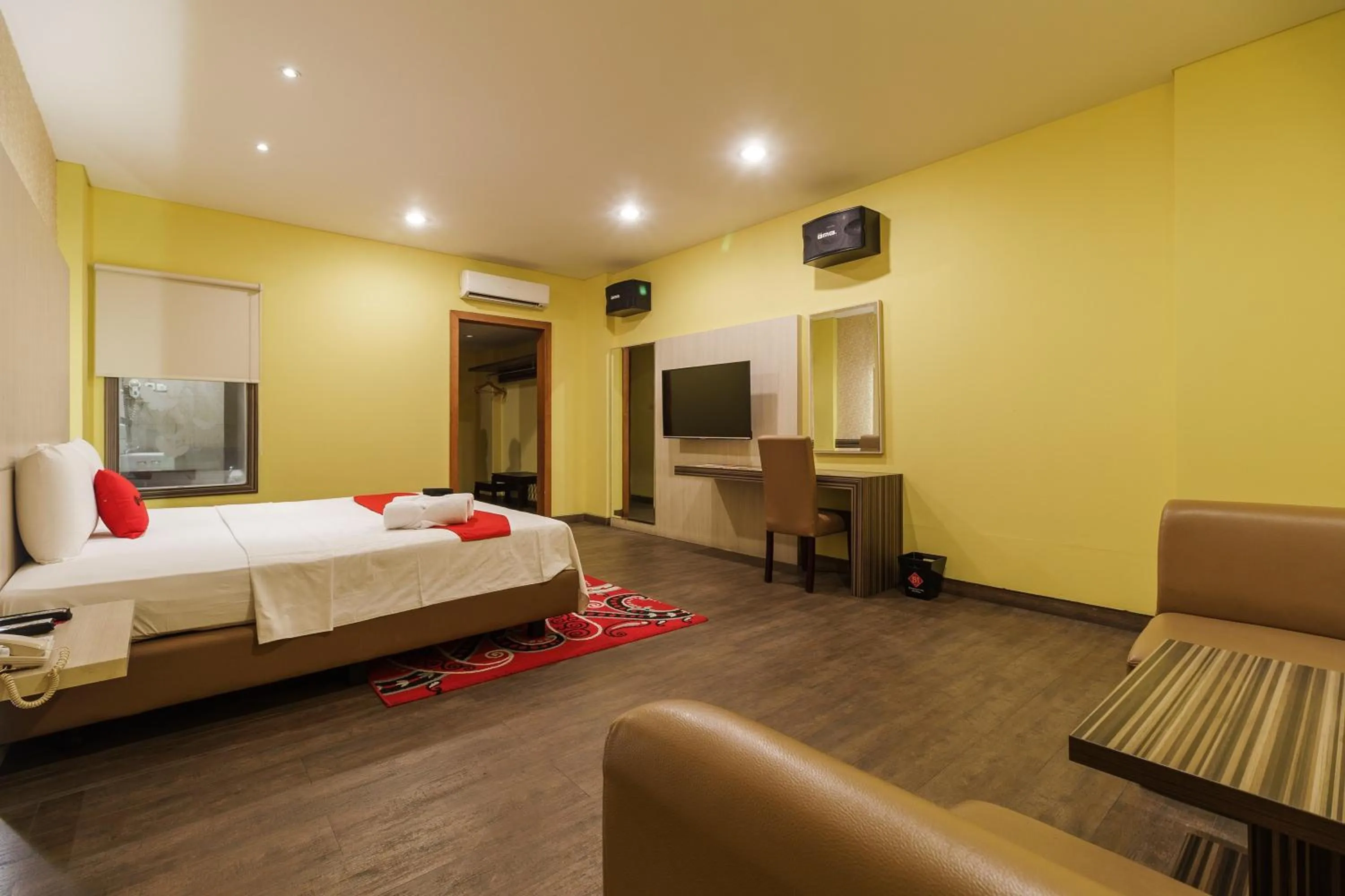 Bedroom, Bed in RedDoorz Plus near Dunia Fantasi Ancol