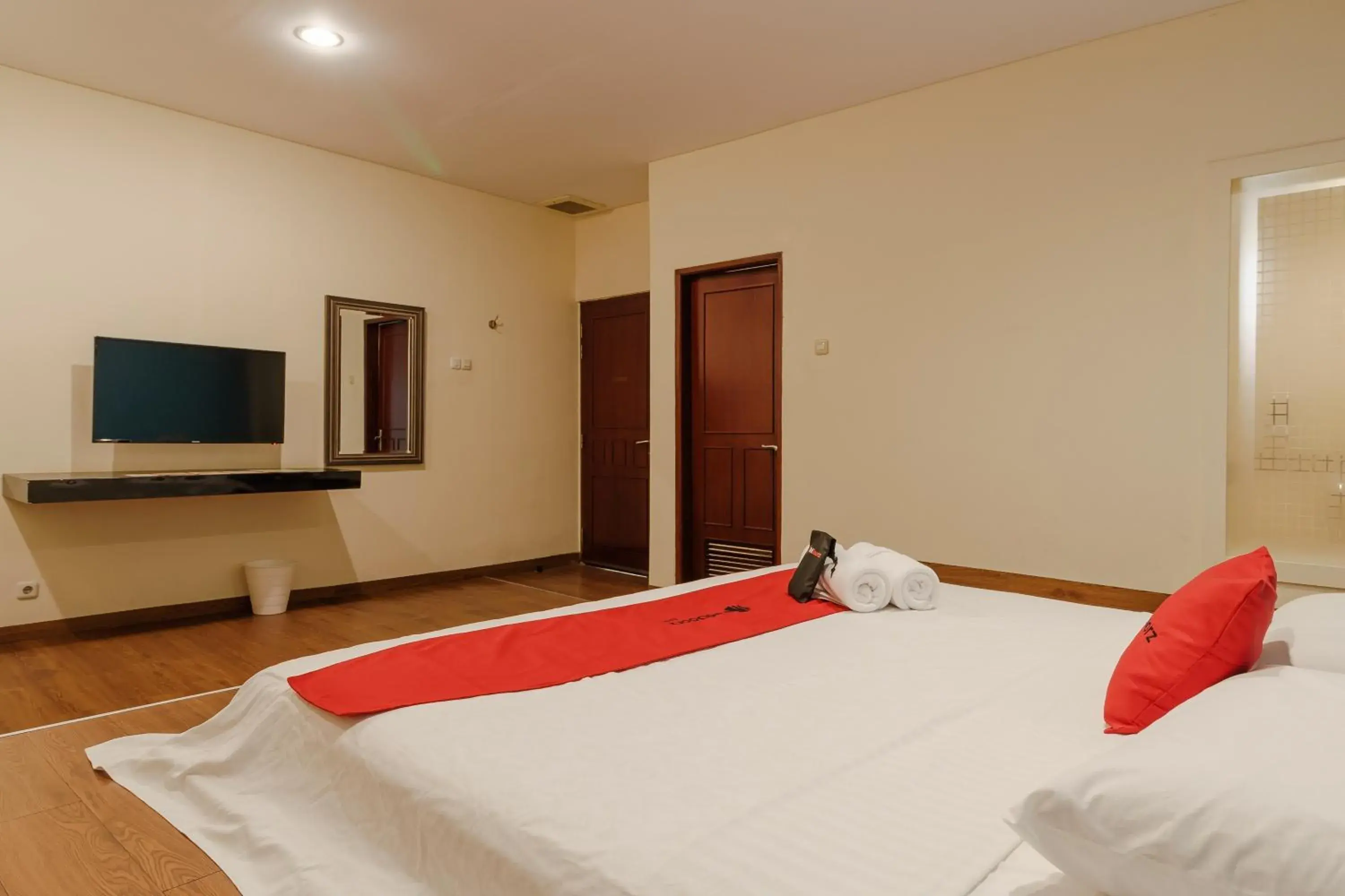 Bedroom, Bed in RedDoorz Plus near Dunia Fantasi Ancol Bedroom, Bed in RedDoorz Plus near Dunia Fantasi Ancol
