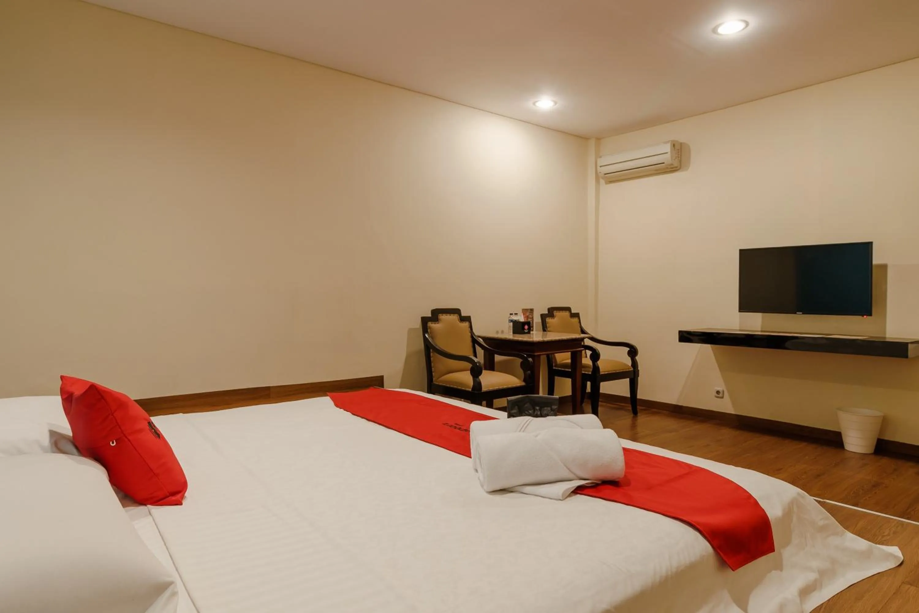 Bedroom, Bed in RedDoorz Plus near Dunia Fantasi Ancol