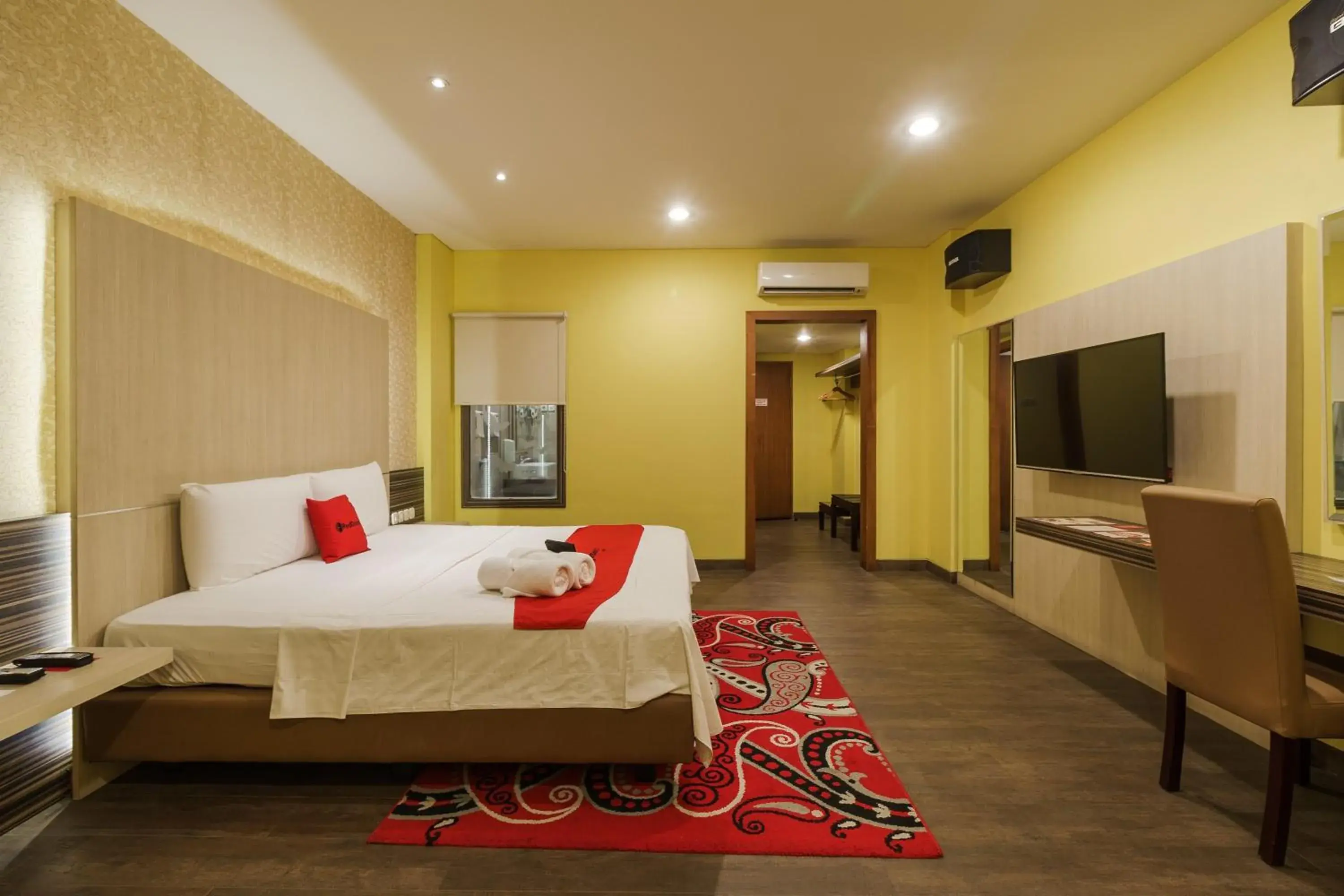Bedroom, Bed in RedDoorz Plus near Dunia Fantasi Ancol Bedroom, Bed in RedDoorz Plus near Dunia Fantasi Ancol