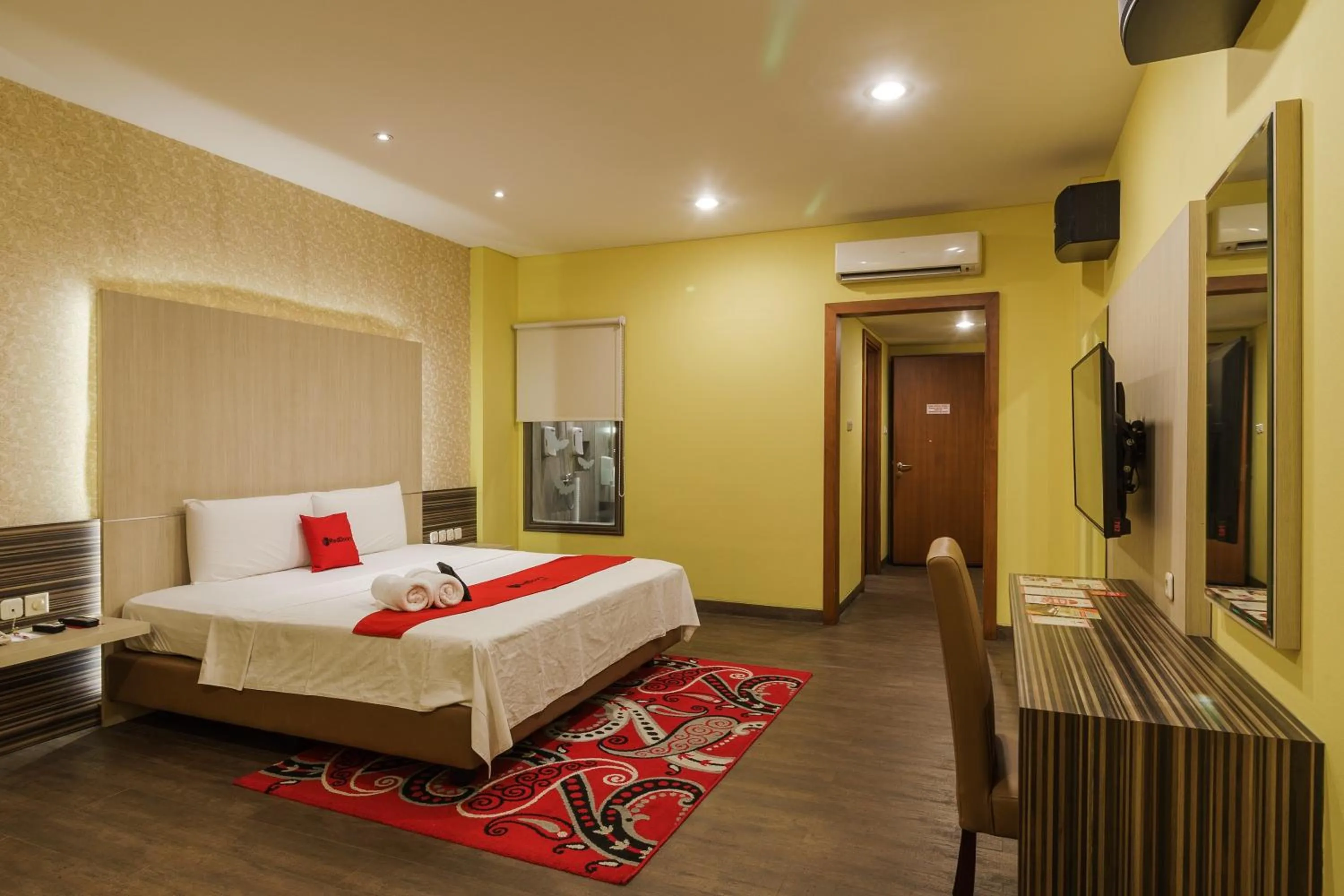 Bedroom, Bed in RedDoorz Plus near Dunia Fantasi Ancol
