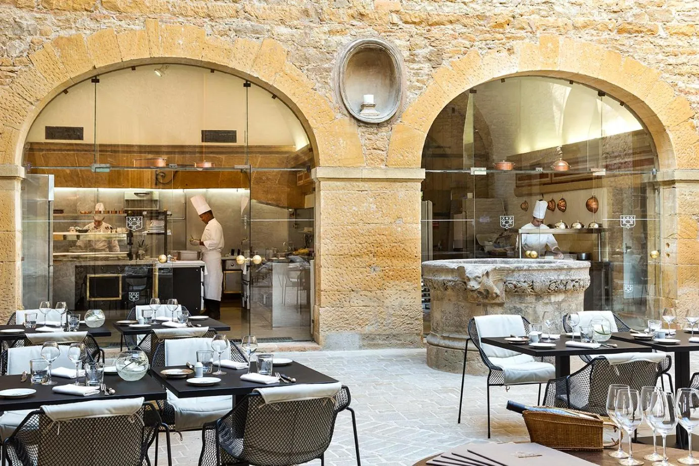 Restaurant/places to eat in Château de Bagnols