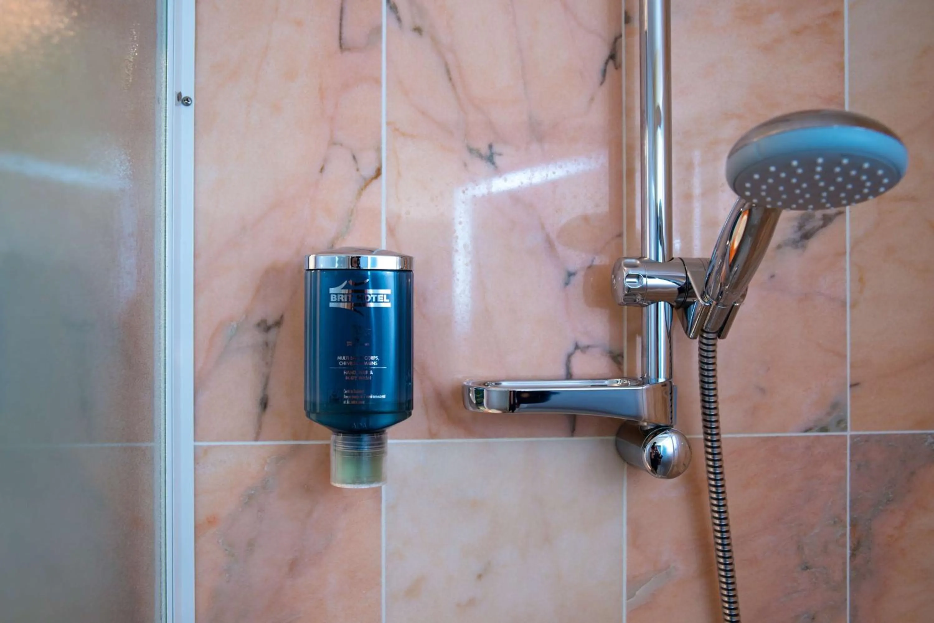 Bathroom in Brit Hotel Rennes St Grégoire – Le Villeneuve