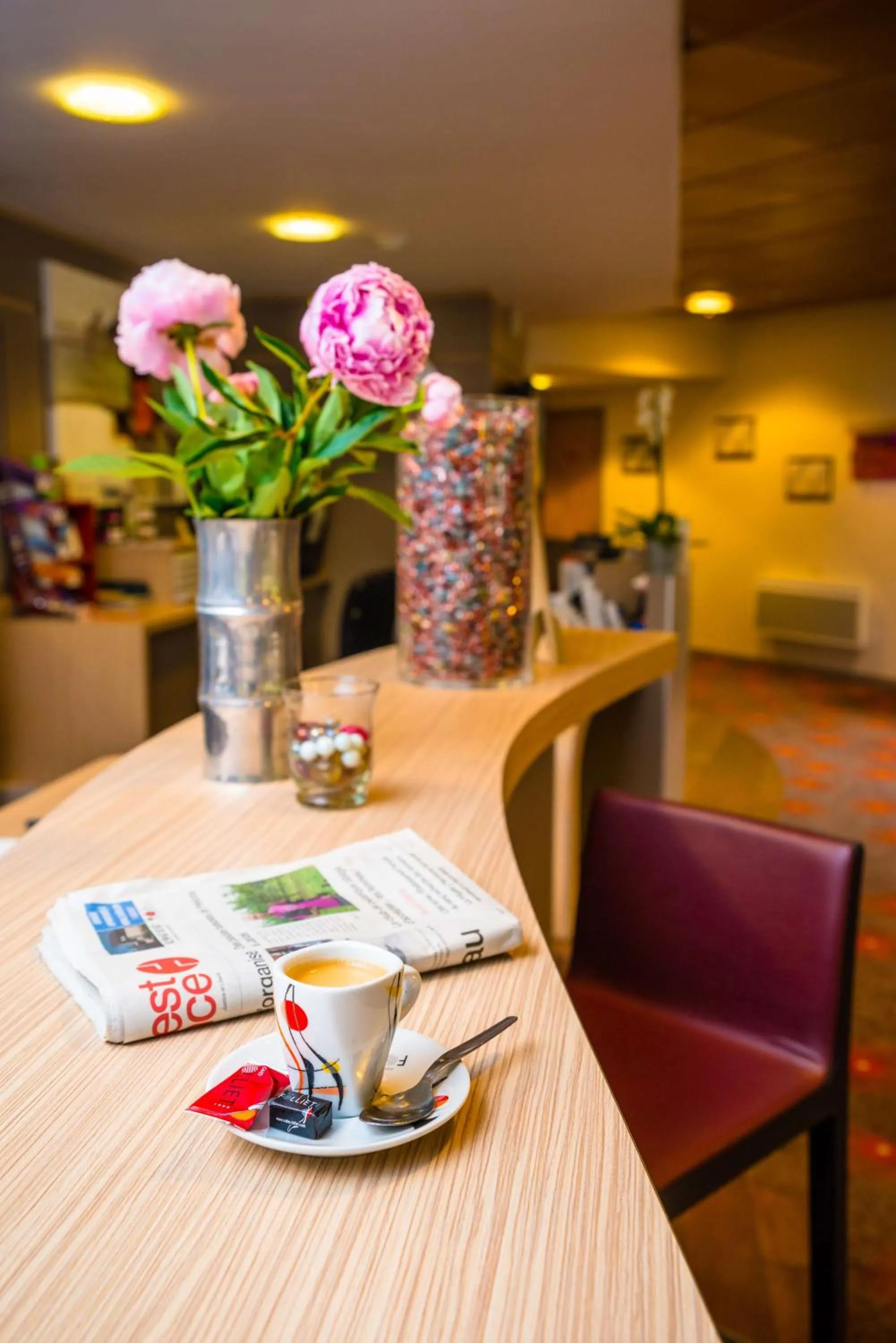 Lounge or bar in Brit Hotel Rennes St Grégoire – Le Villeneuve