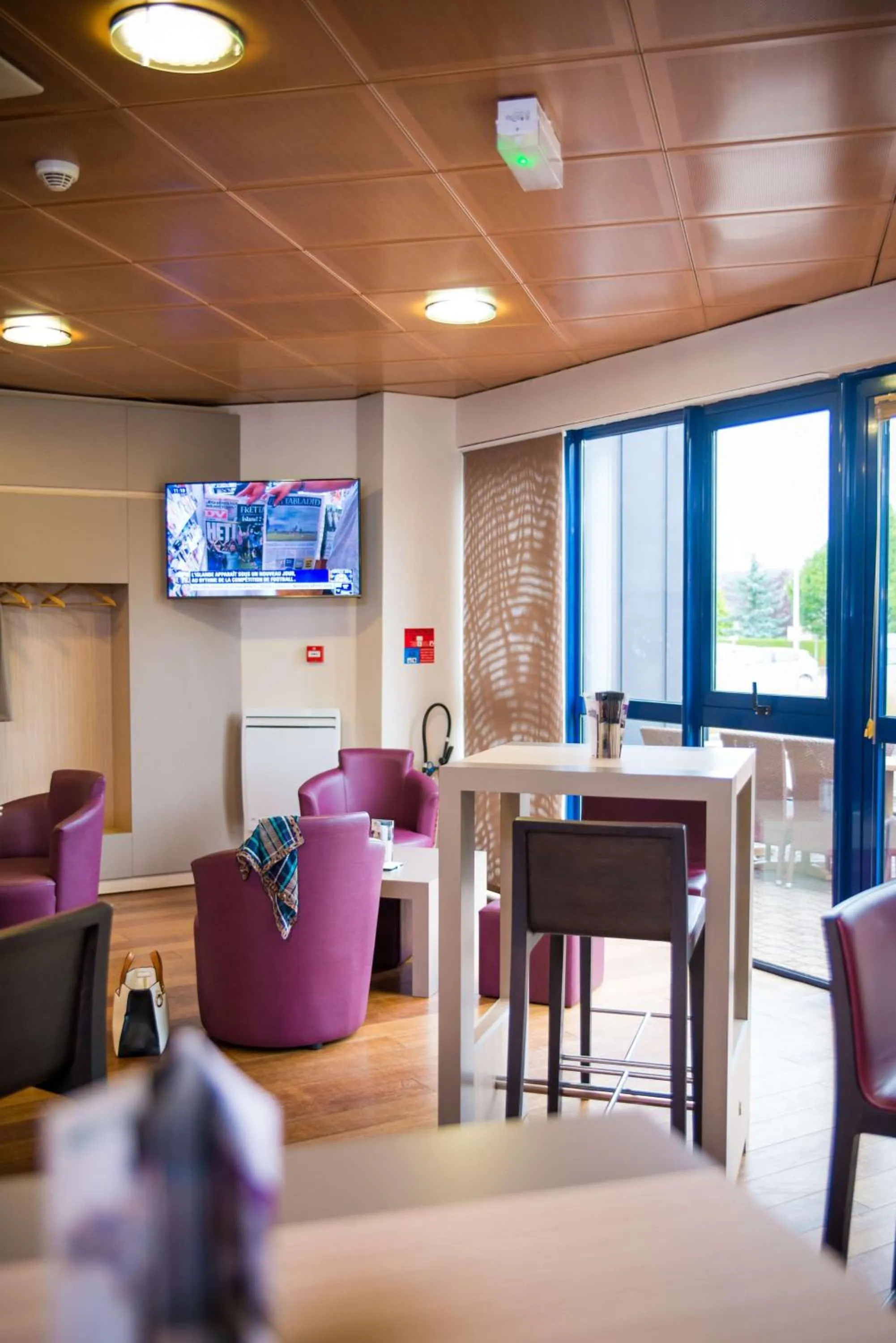 Lounge or bar in Brit Hotel Rennes St Grégoire – Le Villeneuve