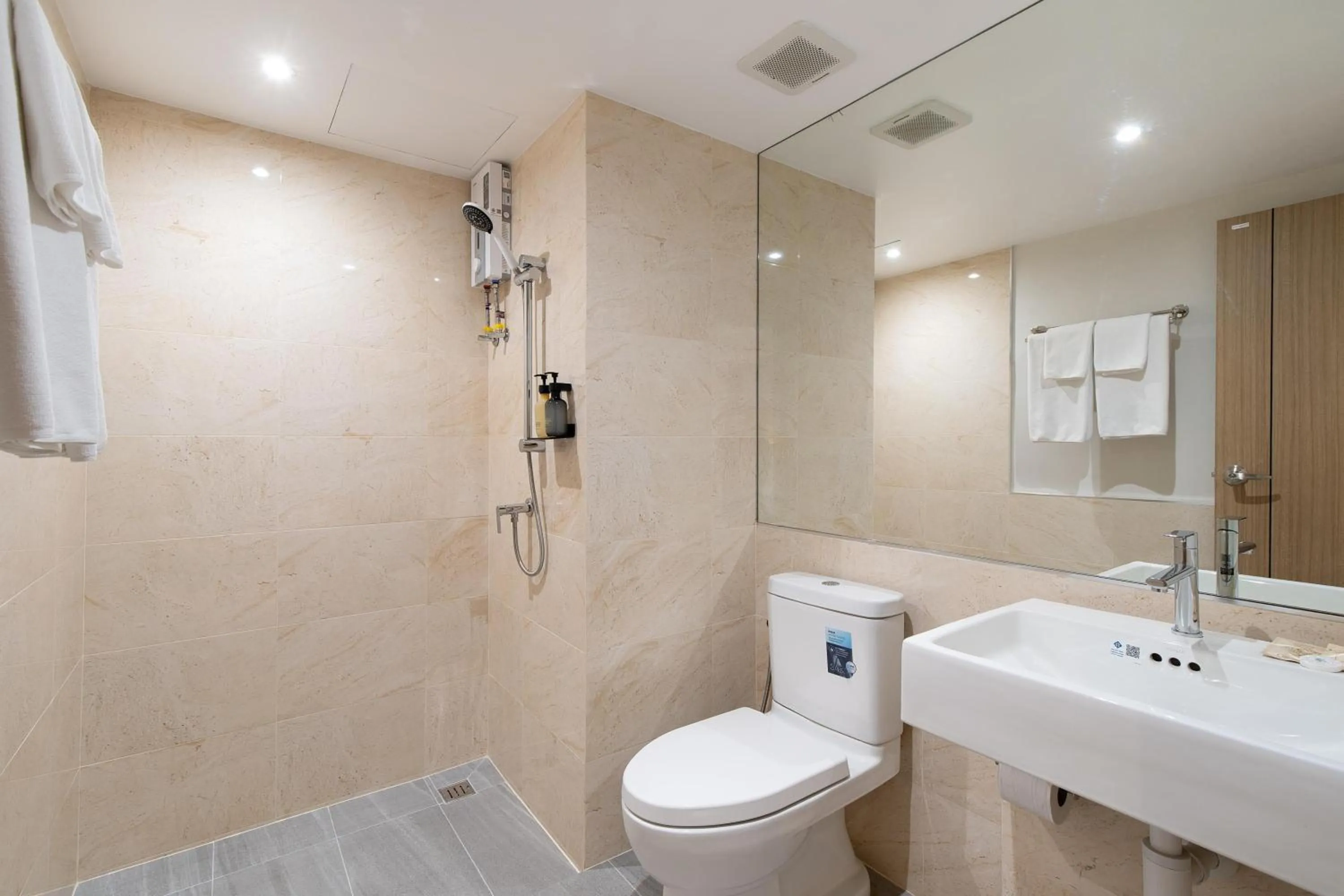 Shower in P-Park Hotel Bangkok