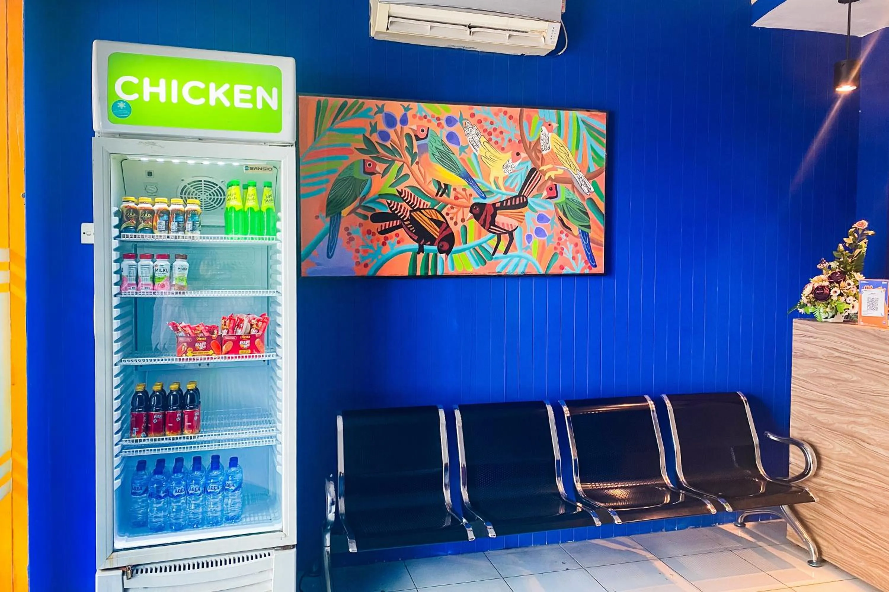 Seating area in RedDoorz near Palembang Square Mall 2