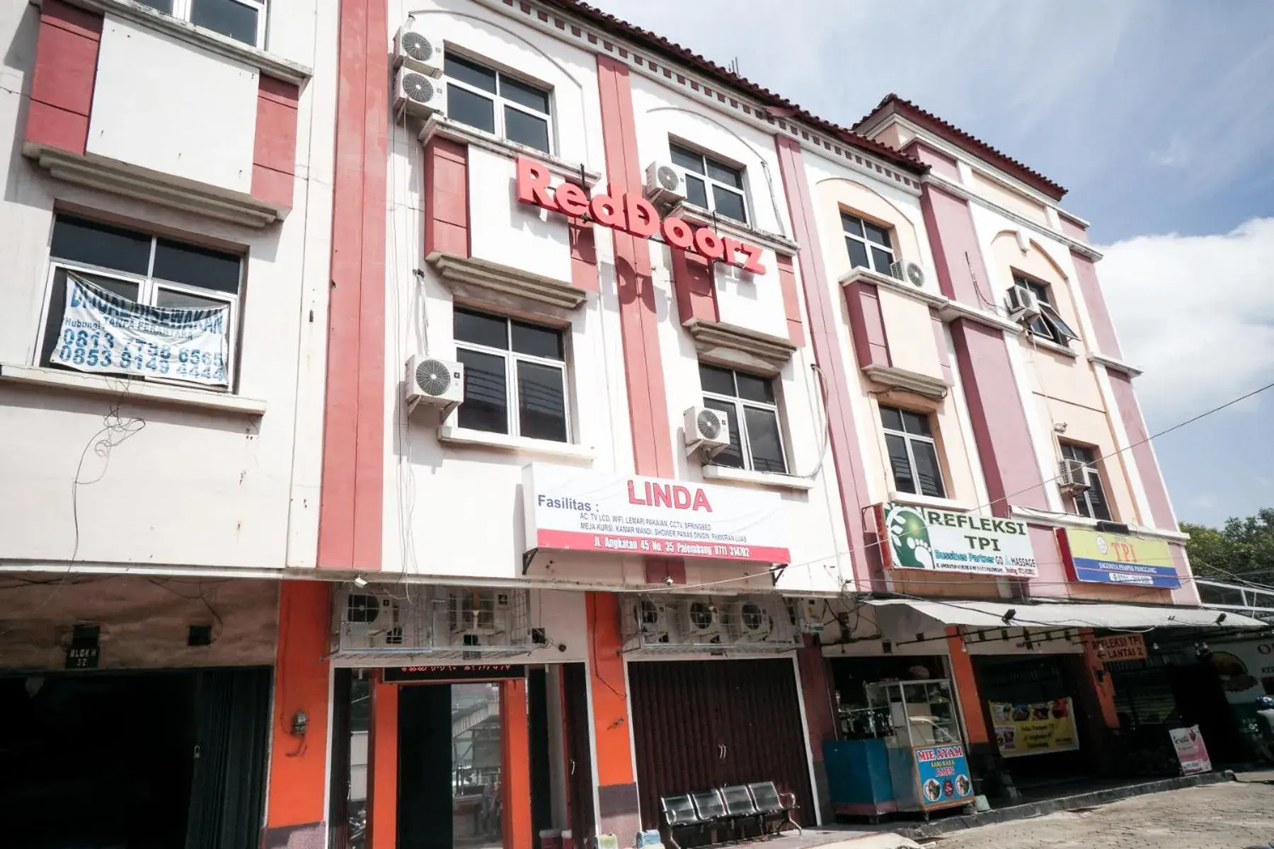 Property building in RedDoorz near Palembang Square Mall 2 Property building in RedDoorz near Palembang Square Mall 2