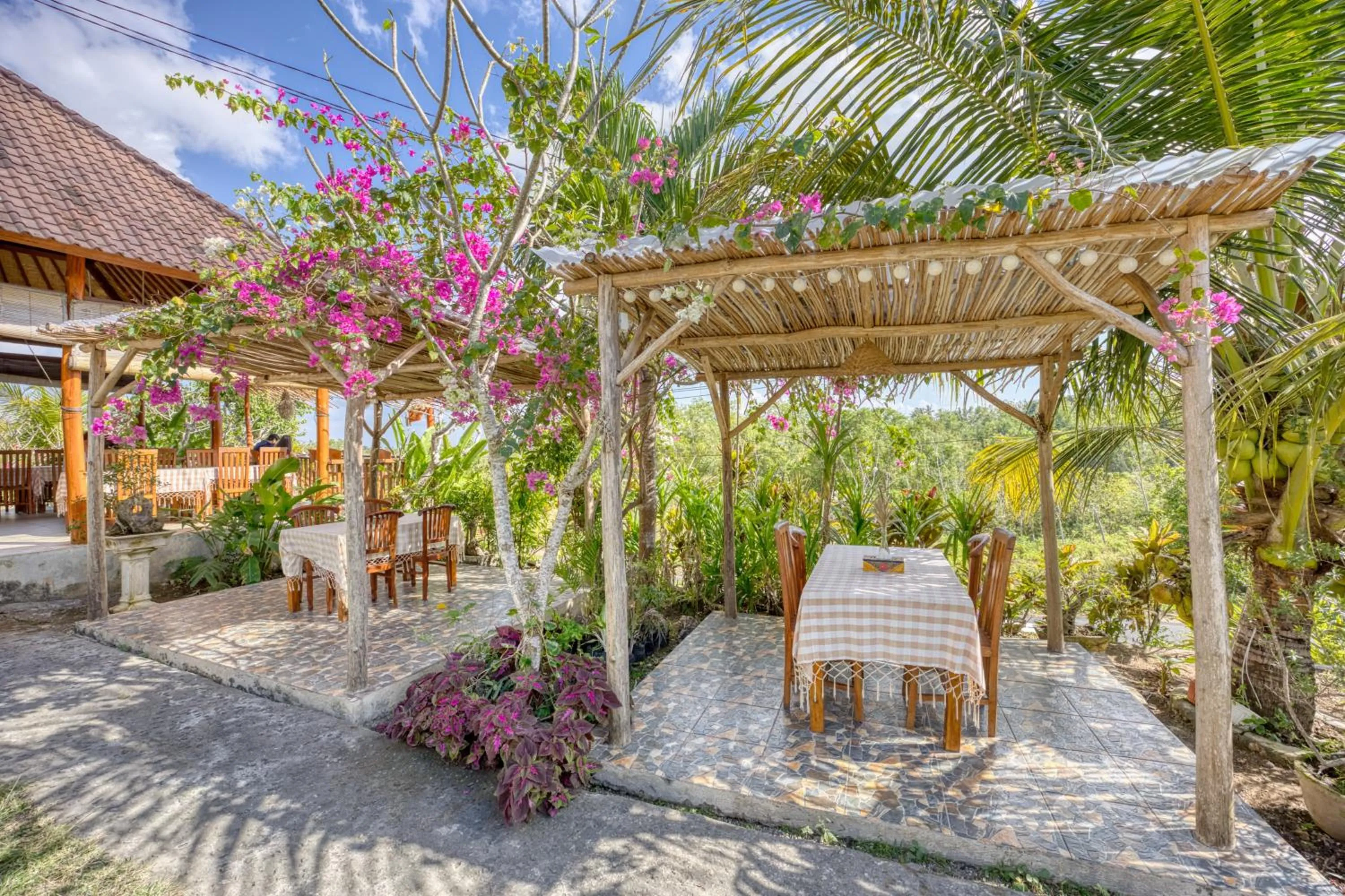 Restaurant/places to eat in Bagia Bungalows